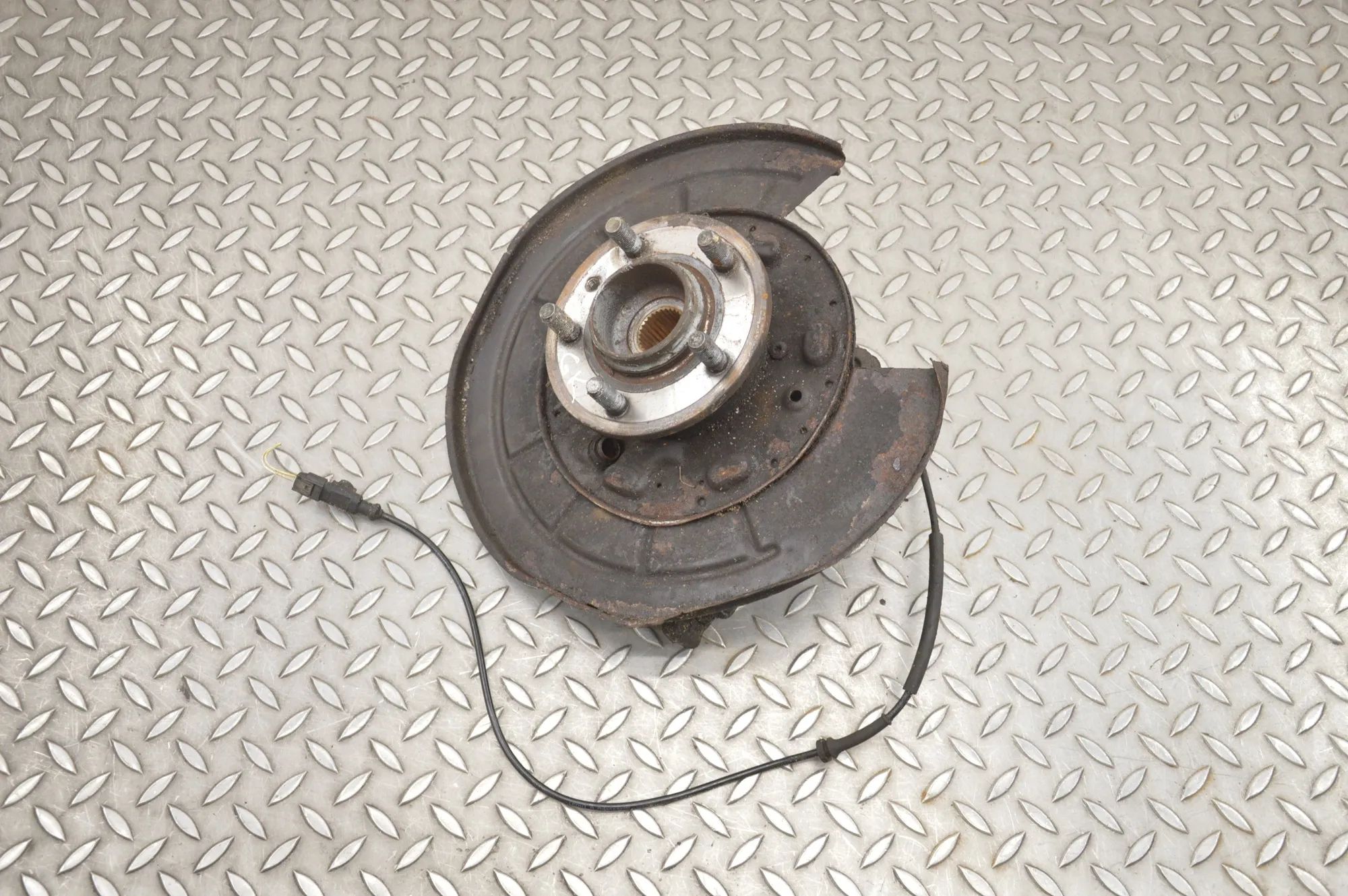 Land Rover Discovery Rear Left Wheel Hub Spindle Rear Left Wheel Hub Spindle — LAND ROVER DISCOV...