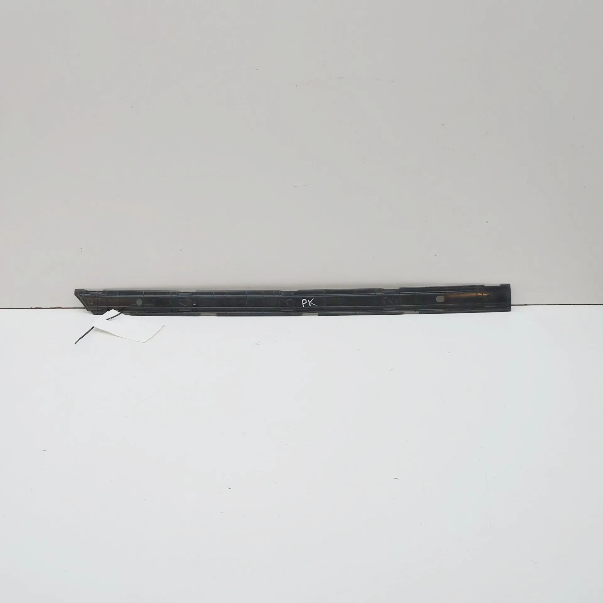 Land Rover Range Rover Velar Windshield Left Vertical Trim Windshield Left Vertical Trim — LAND ROVER RANG...
