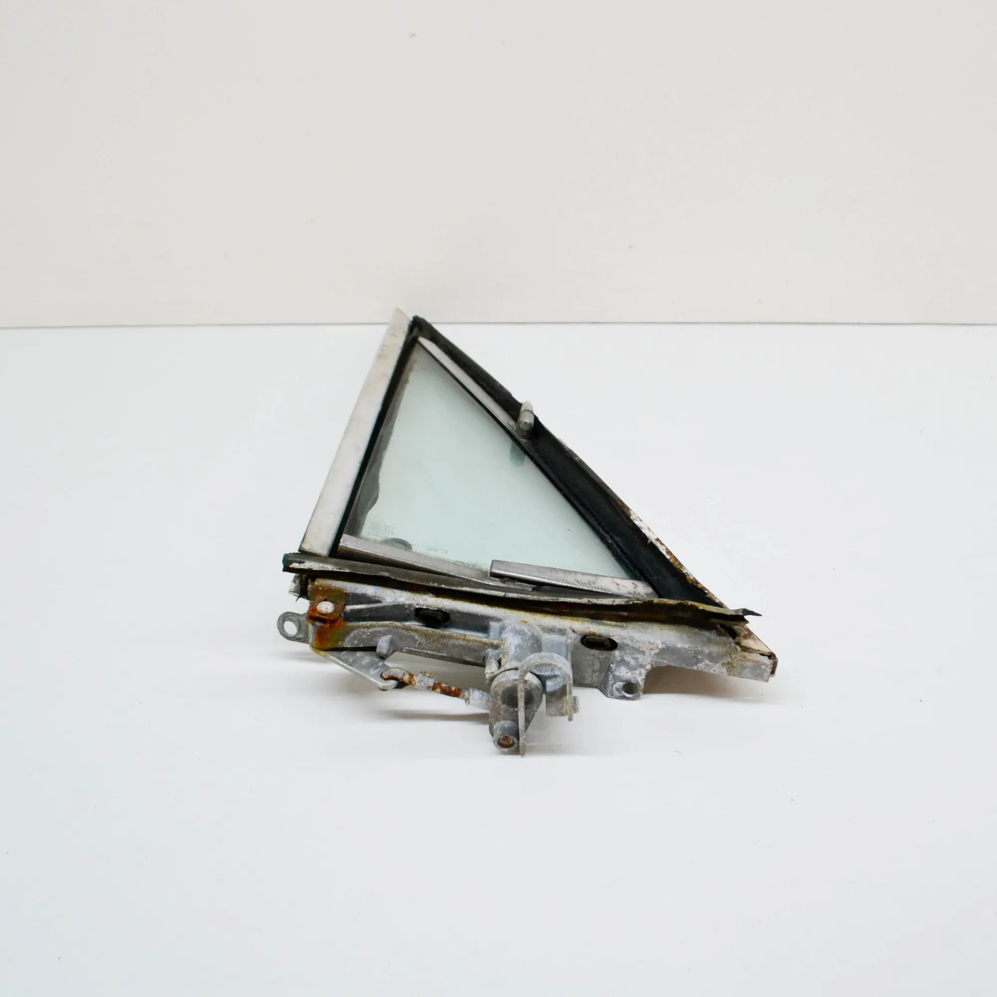 Mercedes-Benz 200 - 280 (W114, W115) Door quarter window — front right Door quarter window — front right — MERCEDES BE...