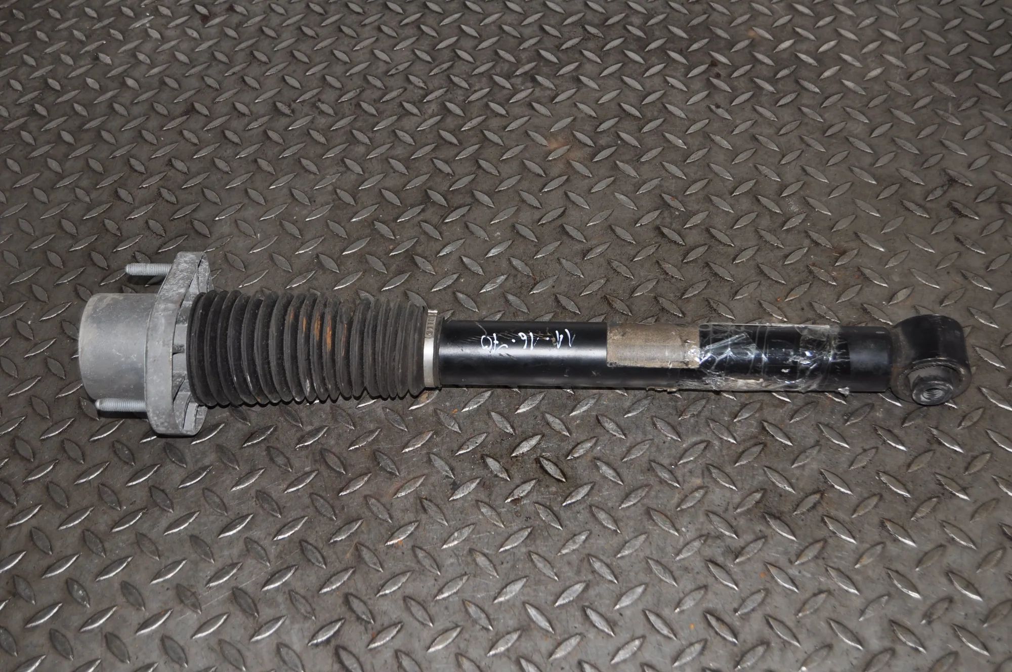 Land Rover Discovery Shock absorber — rear left Shock absorber — rear left — LAND ROVER DISCOVE...