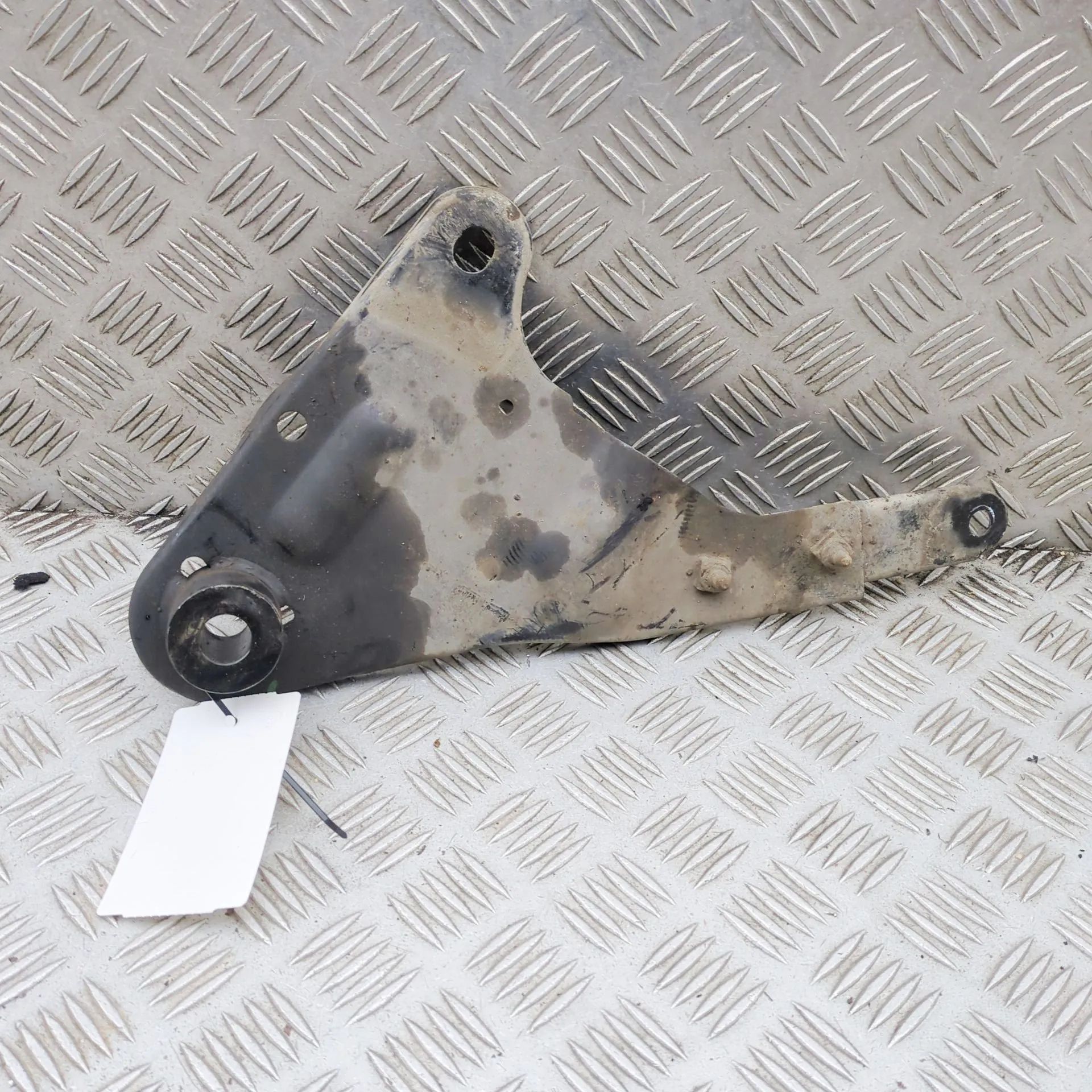 Land Rover Range Rover Velar Left Side Subframe Bracket Left Side Subframe Bracket — LAND ROVER RANGE R...