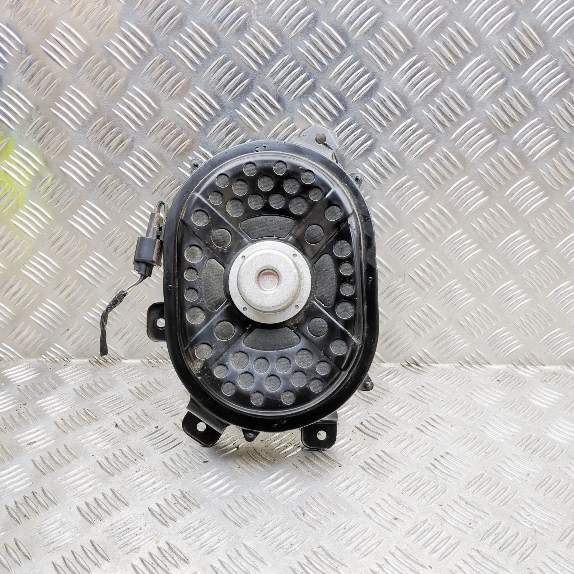 Land Rover Range Rover Velar Floor subwoofer — right Floor subwoofer — right — LAND ROVER RANGE ROVE...