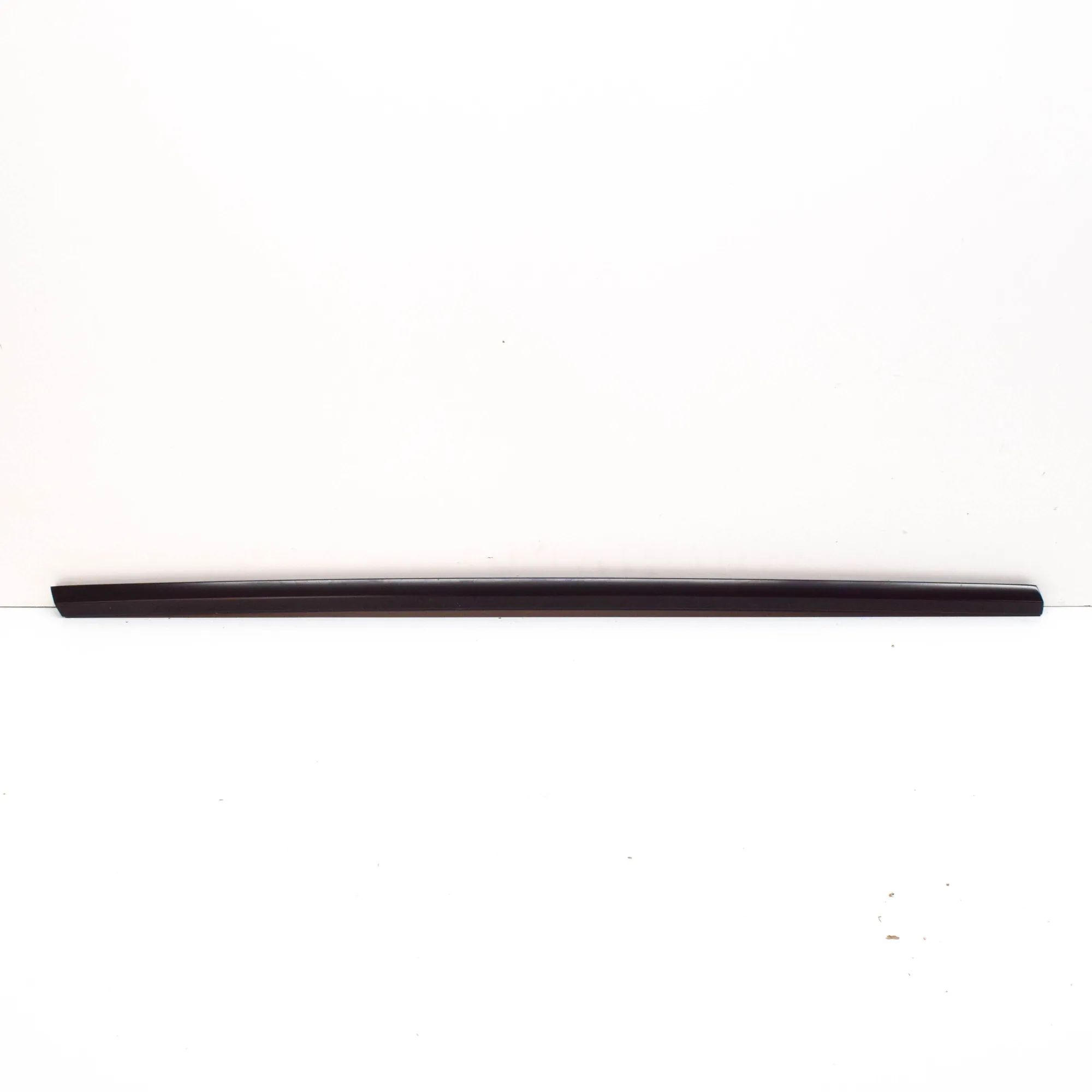 Tesla Model Y Door window moulding — front — right Door window moulding — front — right — TESLA MO...