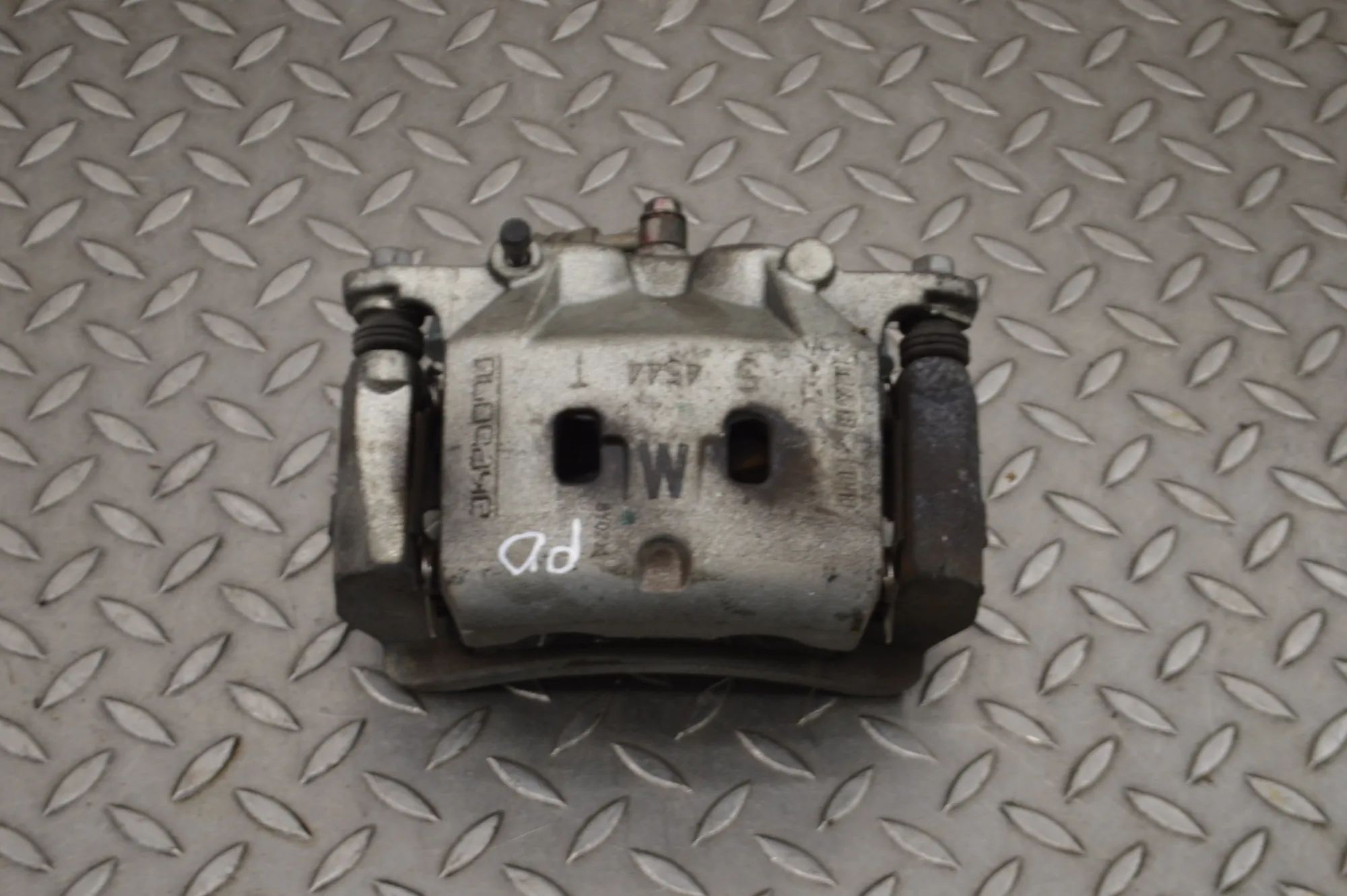 Infiniti Q50 Brake caliper — front right Brake caliper — front right — INFINITI Q50 (201...