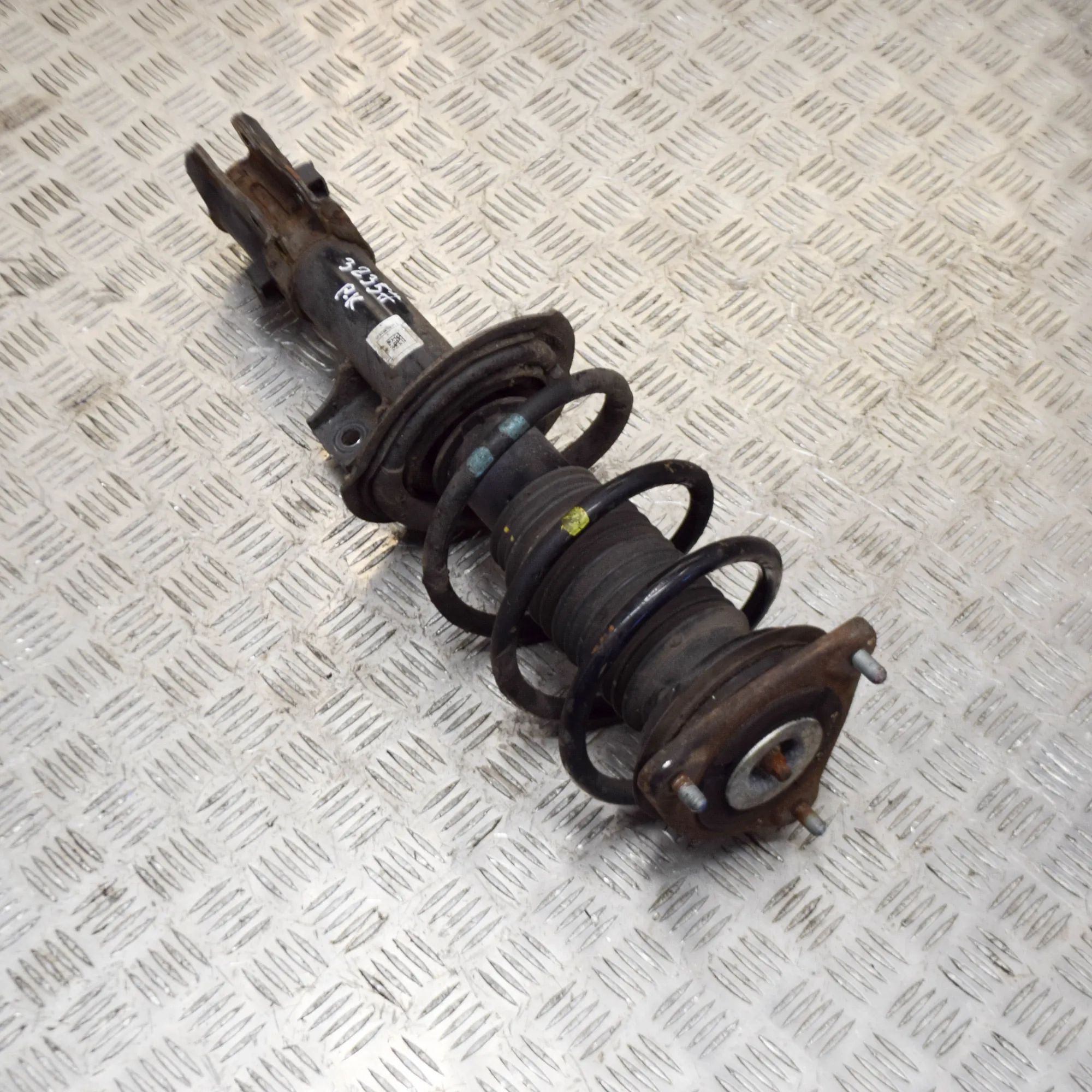 Hyundai i30 Shock absorber — front left Shock absorber — front left — HYUNDAI I30 (GD) ...