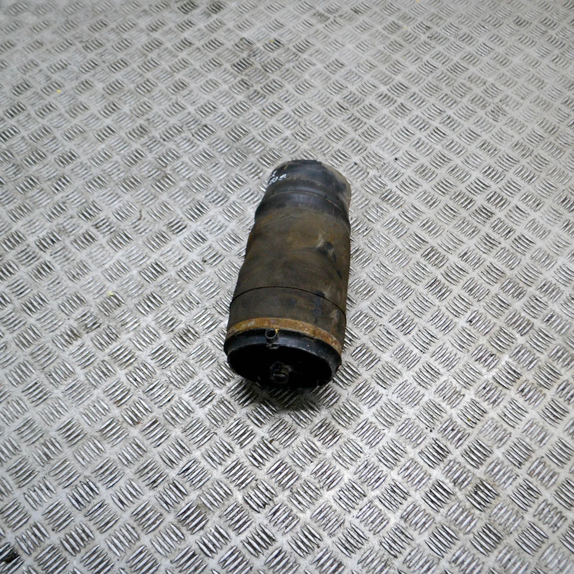 Land Rover Range Rover Sport (L494) Rear Right Air Suspension Spring Bag Rear Right Air Suspension Spring Bag — LAND ROV...