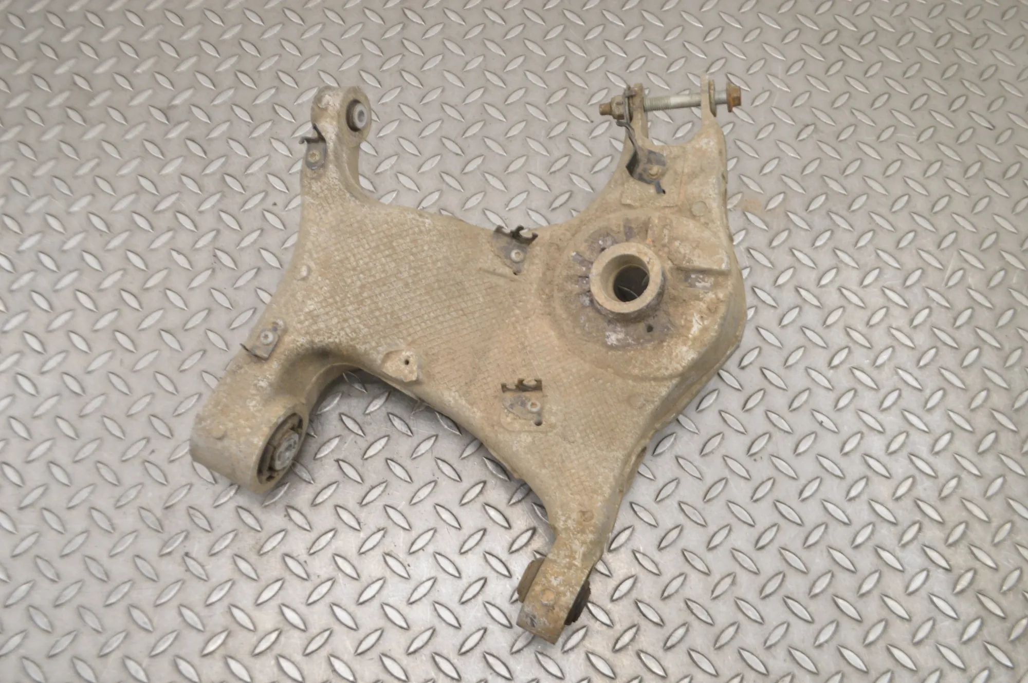 Land Rover Discovery Sport Rear Right Lower Control Arm Rear Right Lower Control Arm — LAND ROVER DISCO...