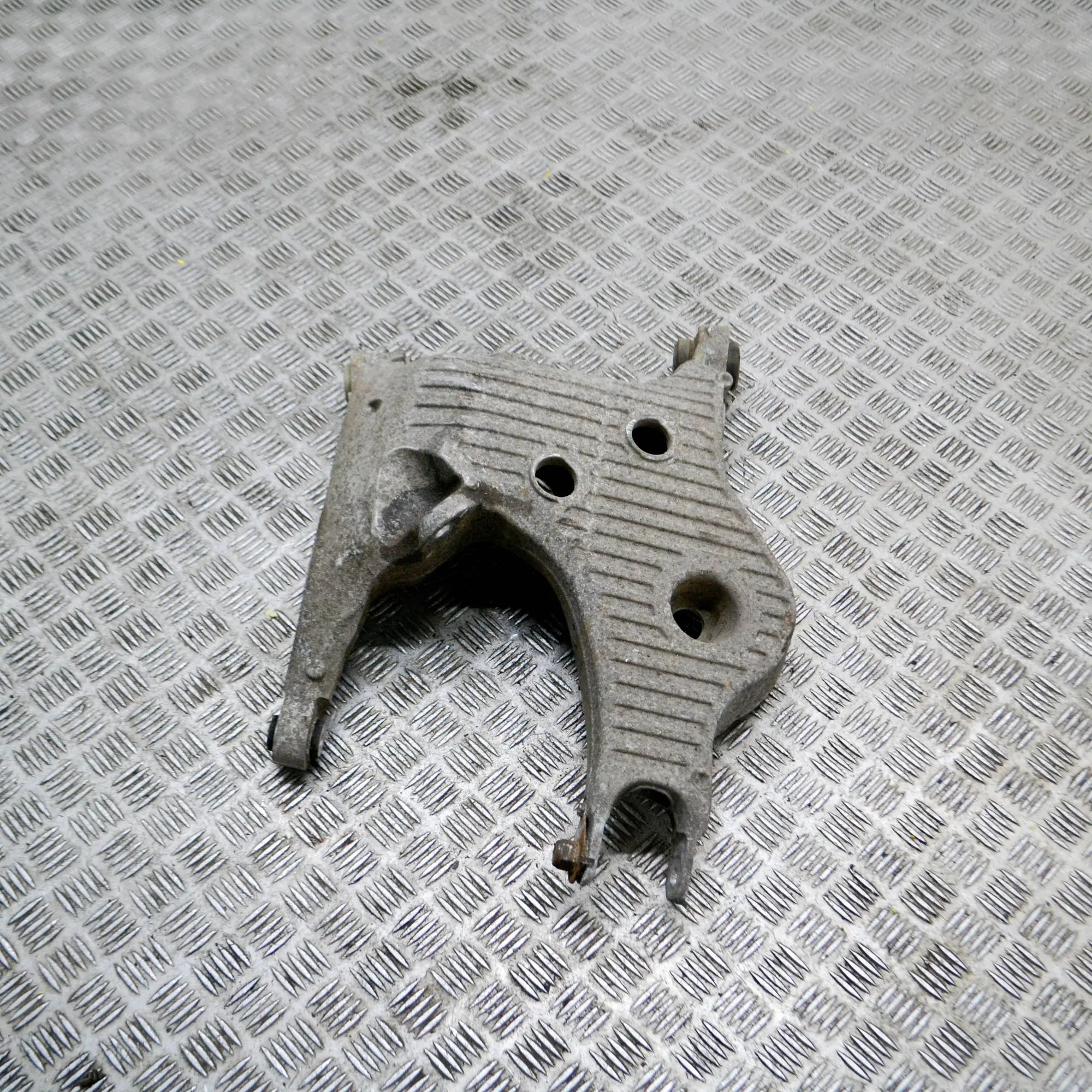 Land Rover Range Rover Sport (L494) Rear Right Lower Control Arm Rear Right Lower Control Arm — LAND ROVER RANGE...