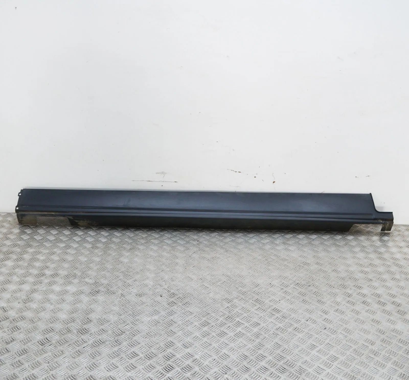 Land Rover Discovery Right Side Plastic Sideskirt Cover Right Side Plastic Sideskirt Cover — LAND ROVER...