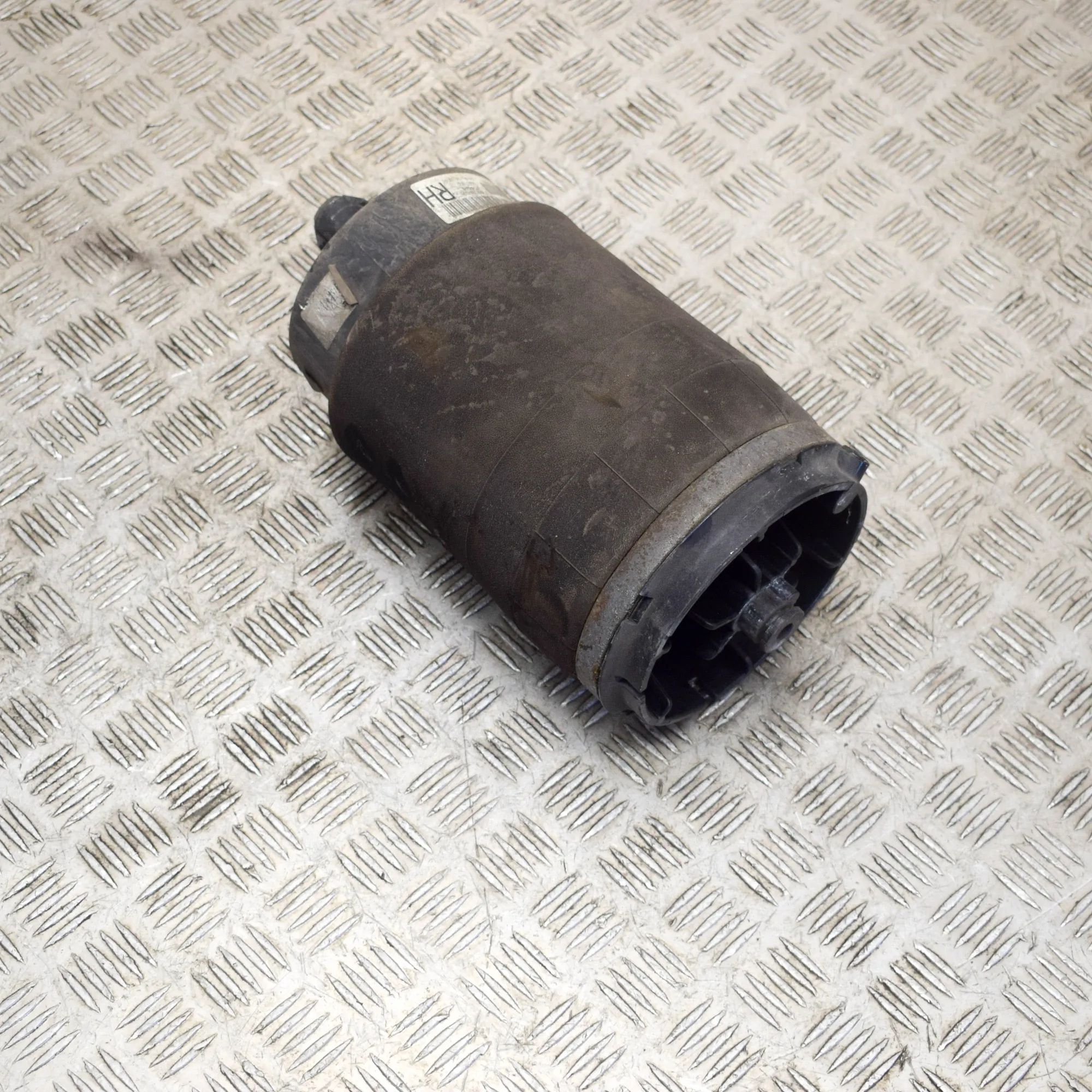 Land Rover Range Rover Sport (L494) Rear Right Air Suspension Spring Bag Rear Right Air Suspension Spring Bag — LAND ROV...