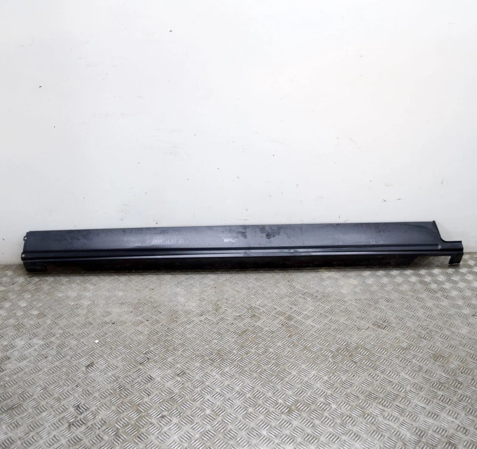 Land Rover Range Rover (L405) Right Side Plastic Sideskirt Cover Right Side Plastic Sideskirt Cover — LAND ROVER...