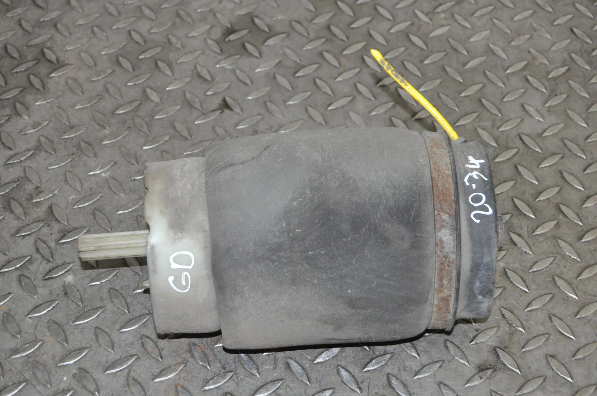 Land Rover Range Rover Rear Right Air Suspension Spring Bag Rear Right Air Suspension Spring Bag — LAND ROV...