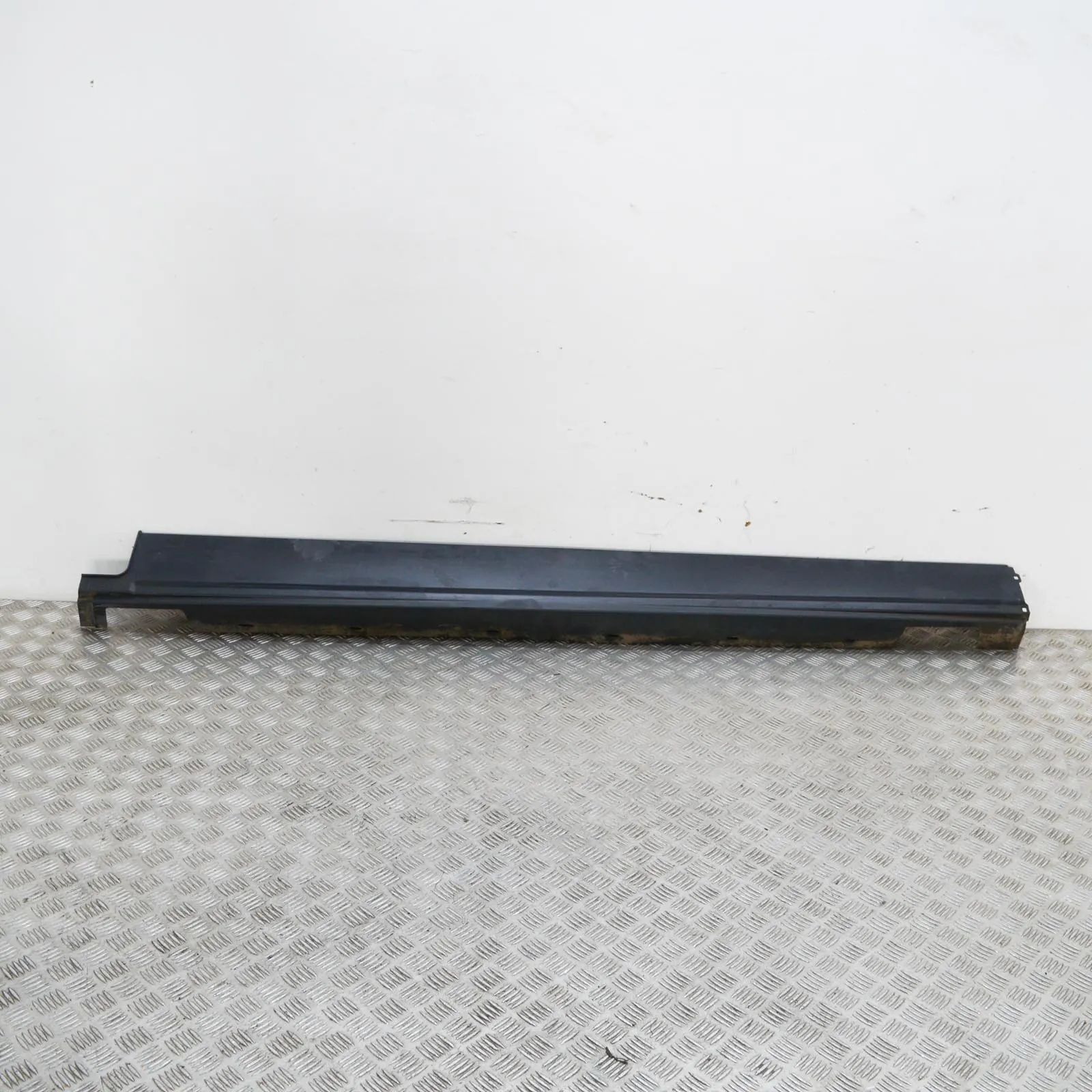 Land Rover Discovery Left Side Plastic Sideskirt Cover Left Side Plastic Sideskirt Cover — LAND ROVER ...