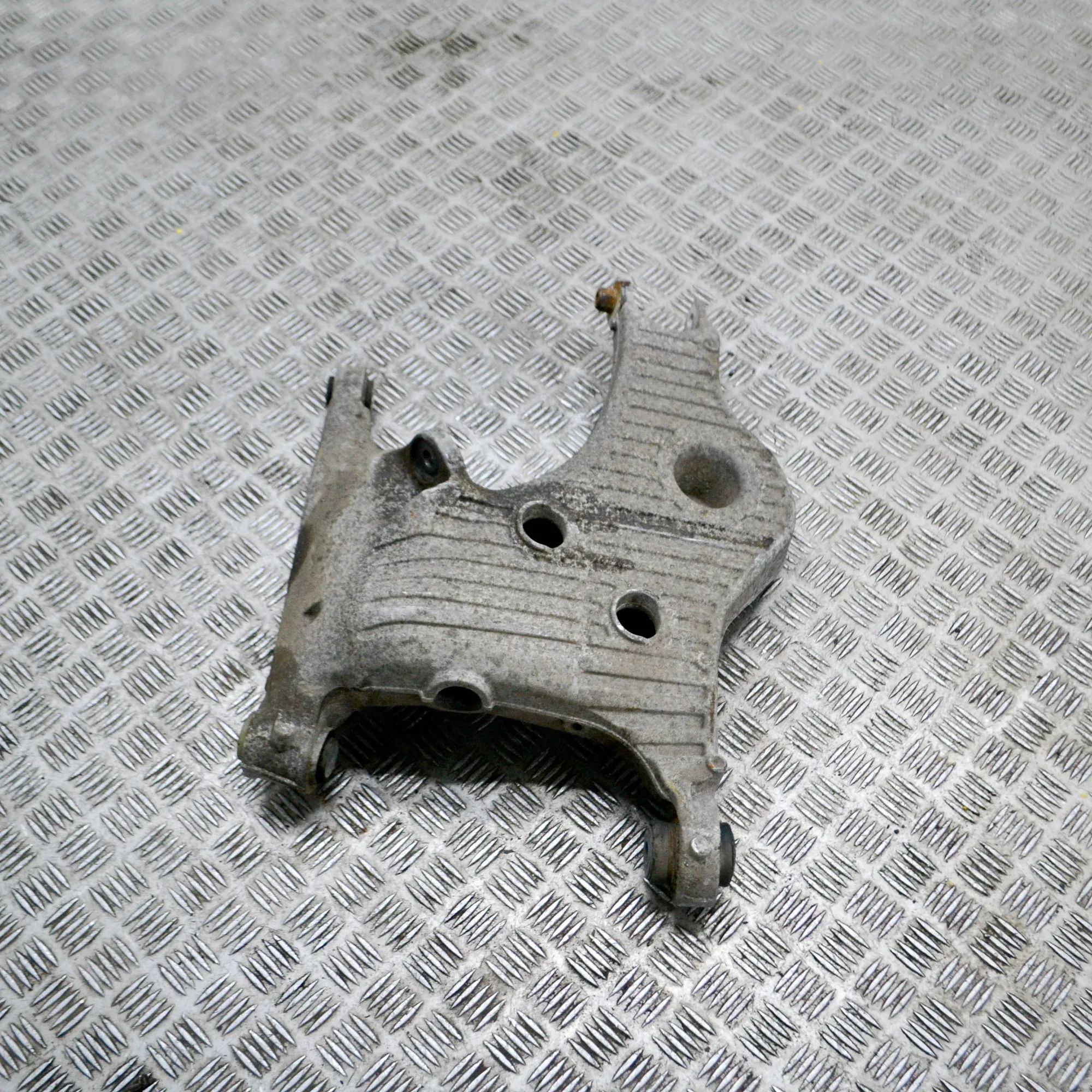 Land Rover Range Rover Sport (L494) Rear Left Lower Control Arm Rear Left Lower Control Arm — LAND ROVER RANGE ...