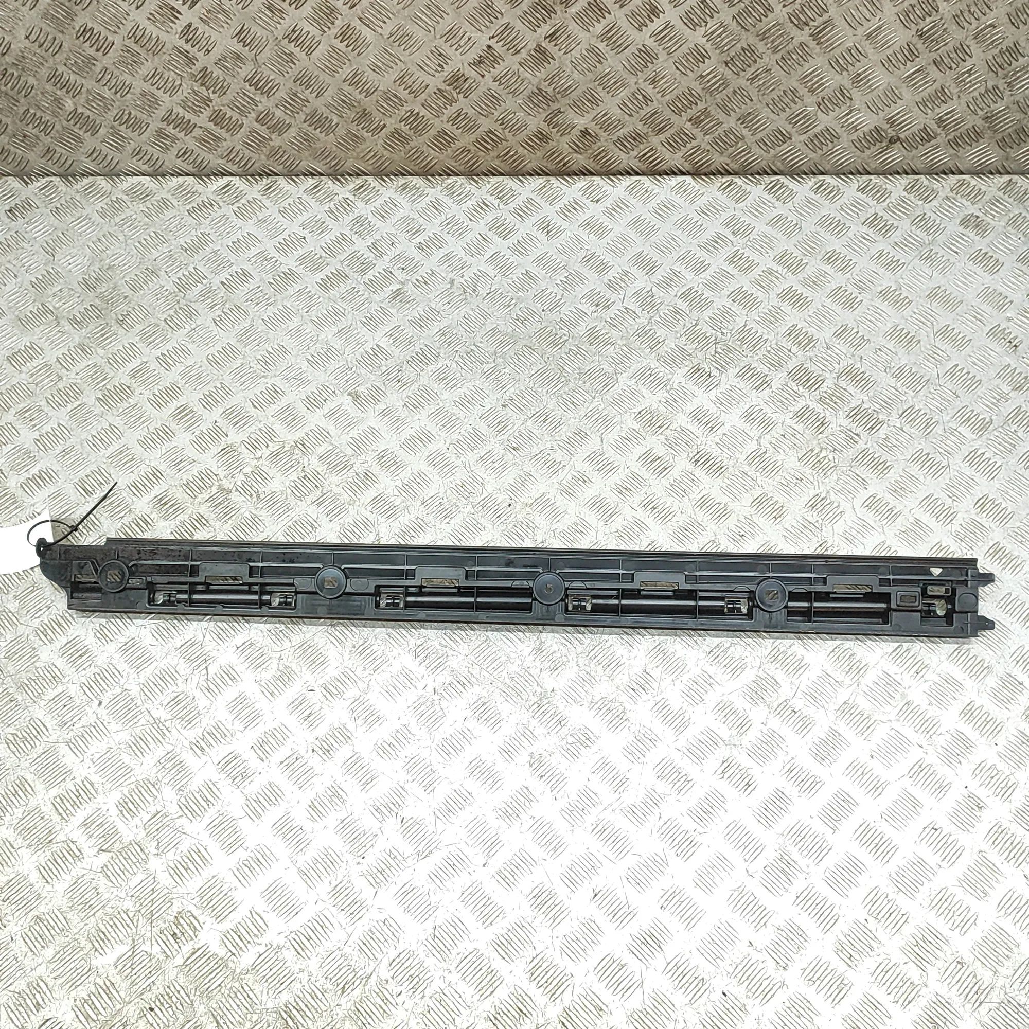 Porsche Macan (XAB) Side skirt bracket Side skirt bracket — PORSCHE MACAN (XAB) (2024-...
