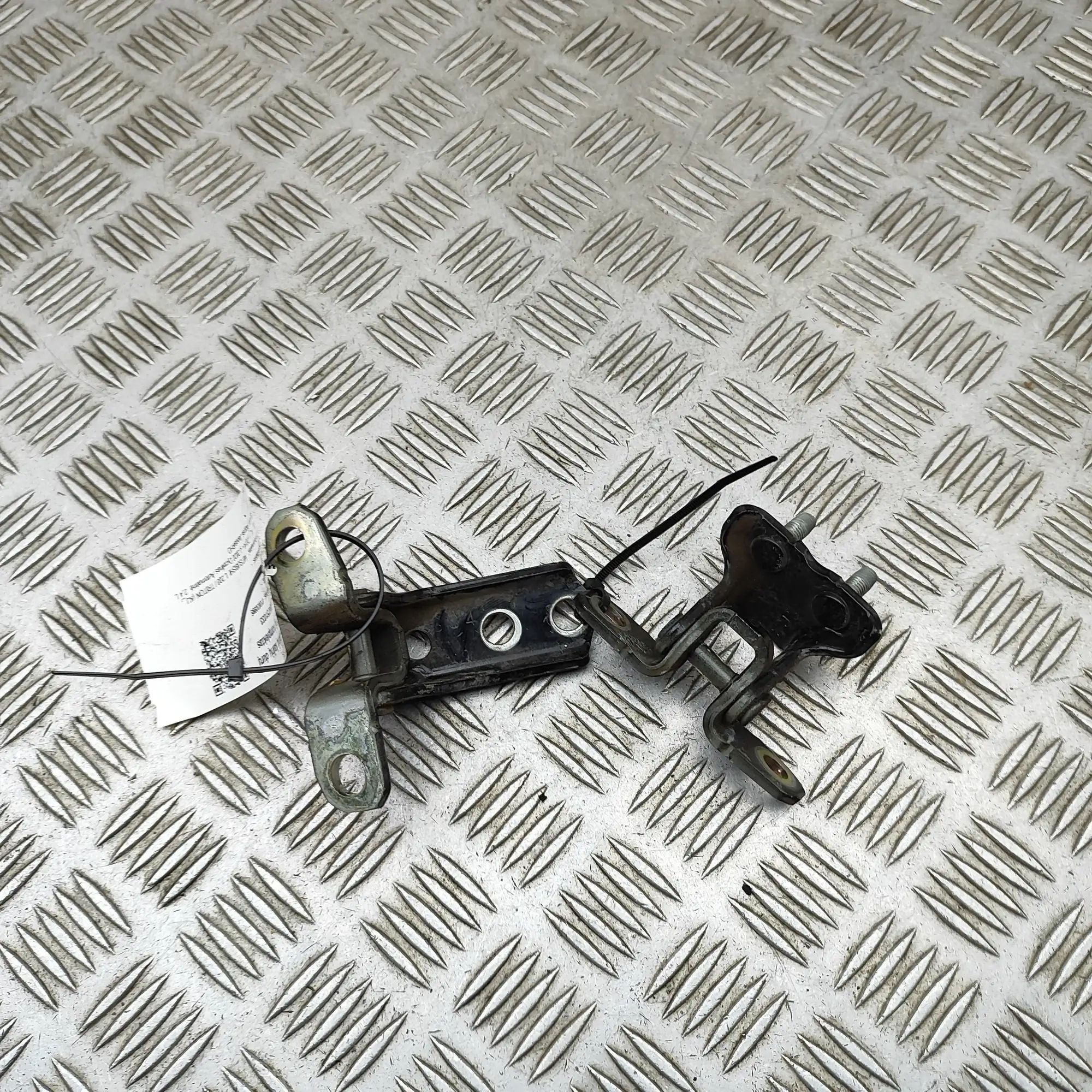 Mitsubishi Eclipse Cross Door hinge set — rear left Door hinge set — rear left — MITSUBISHI L (200 ...