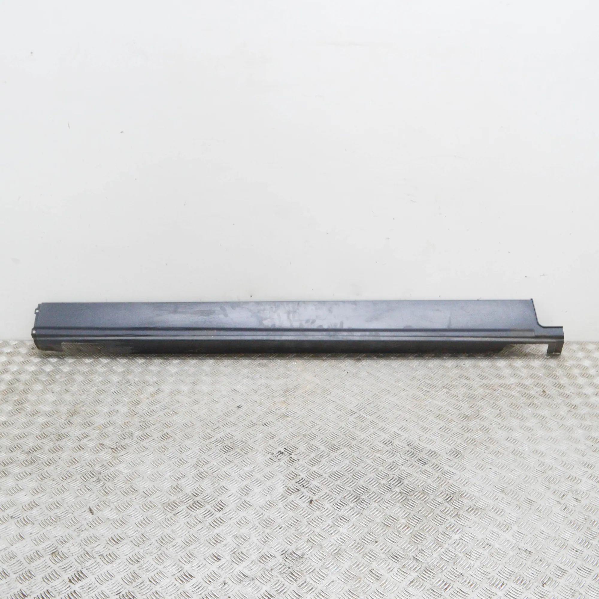 Land Rover Range Rover Sport (L494) Right Side Plastic Sideskirt Cover Right Side Plastic Sideskirt Cover — LAND ROVER...