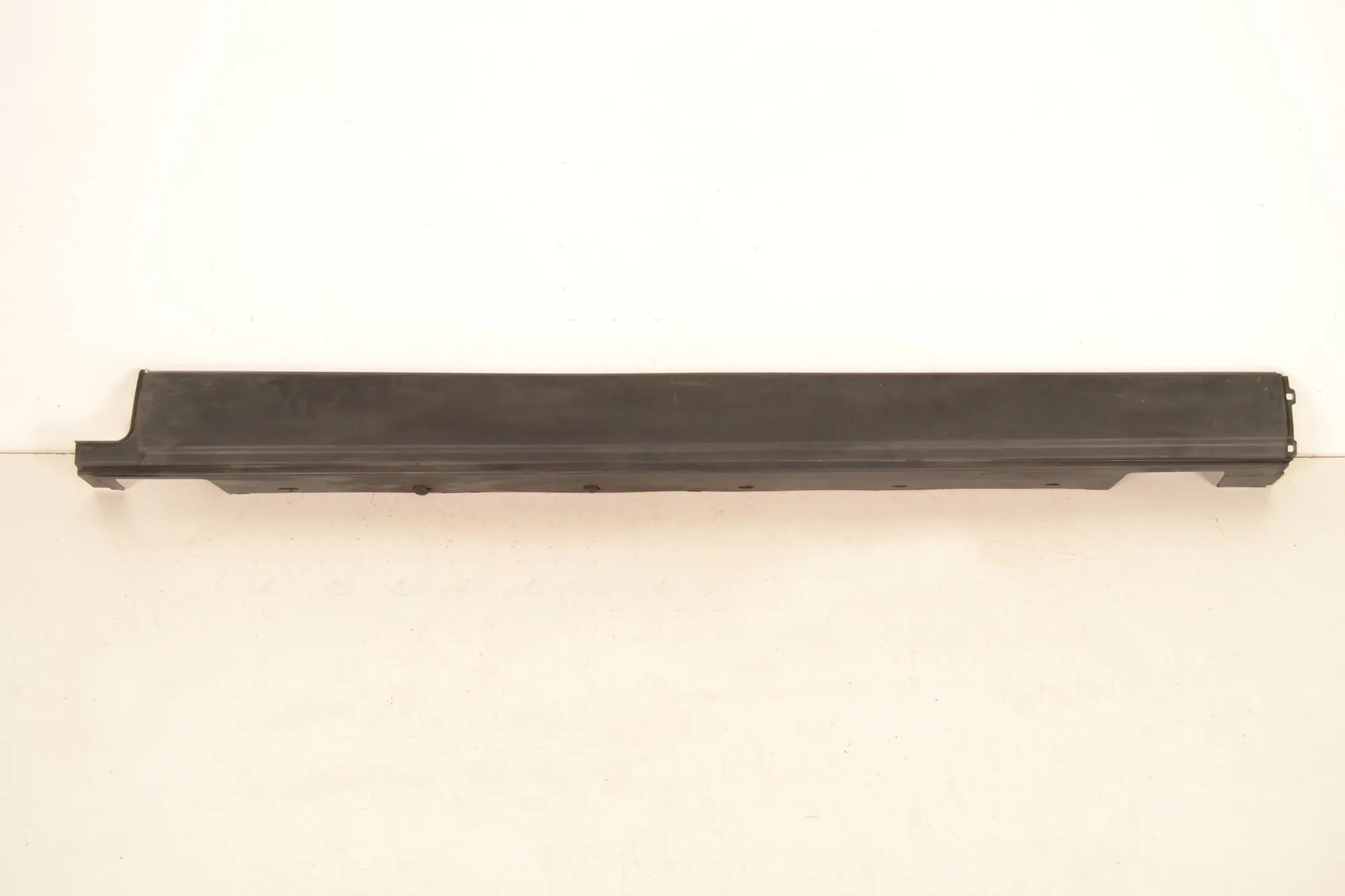 Land Rover Range Rover Sport (L494) Left Side Plastic Sideskirt Cover Left Side Plastic Sideskirt Cover — LAND ROVER ...
