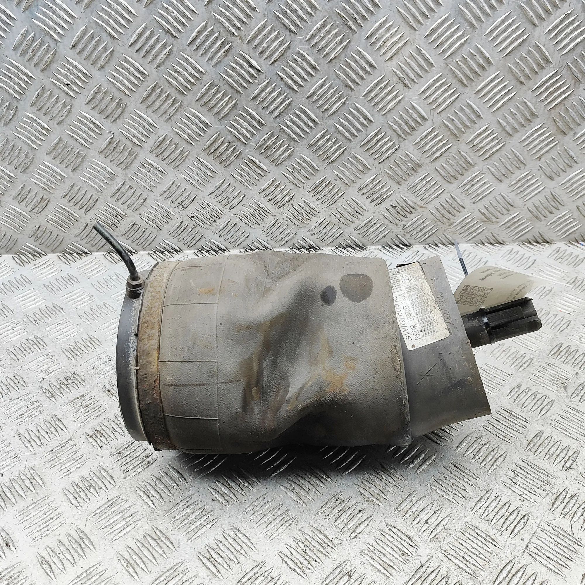Land Rover Range Rover Sport (L494) Rear Right Air Suspension Spring Bag Rear Right Air Suspension Spring Bag — LAND ROV...