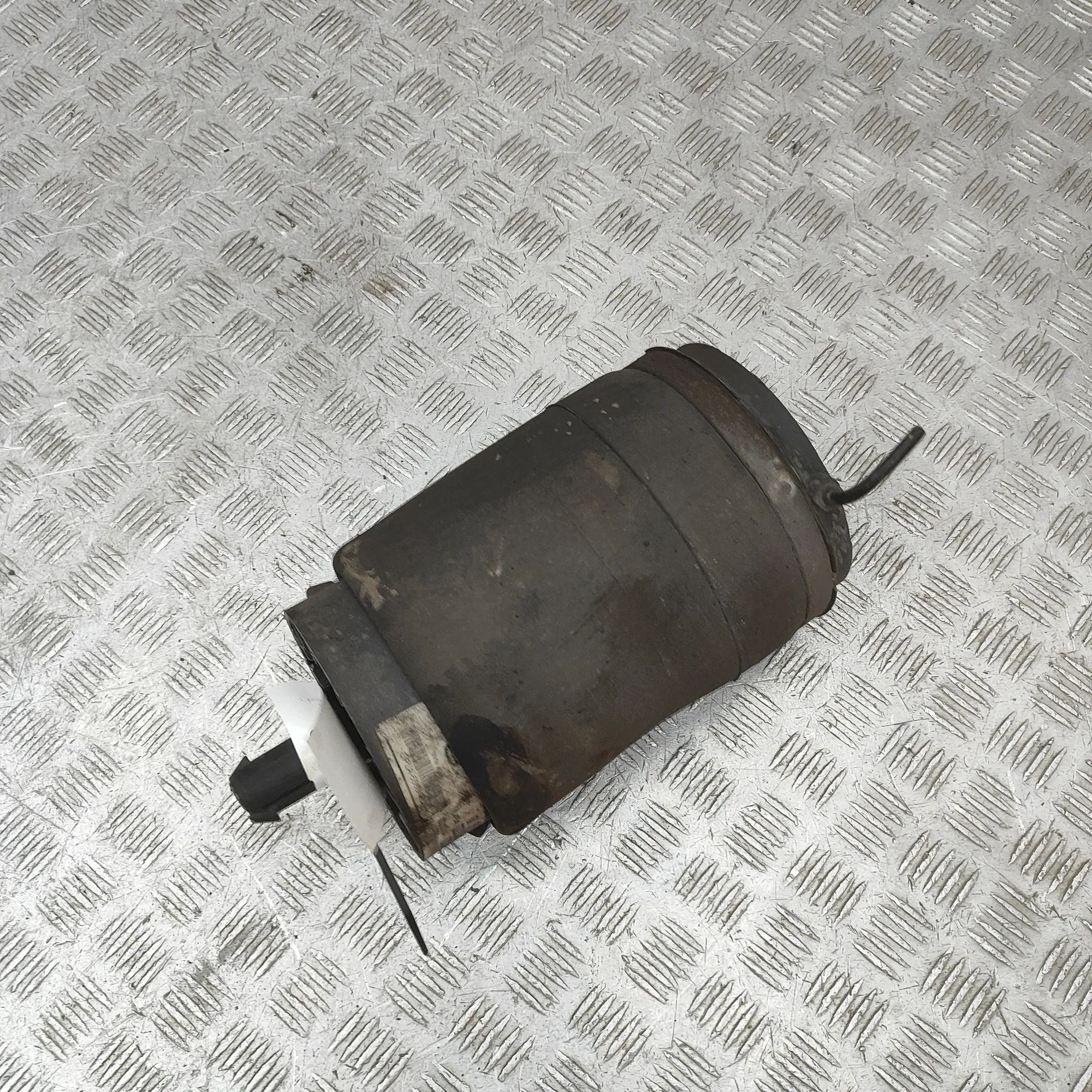 Land Rover Range Rover Sport (L494) Rear Right Air Suspension Spring Bag Rear Right Air Suspension Spring Bag — LAND ROV...