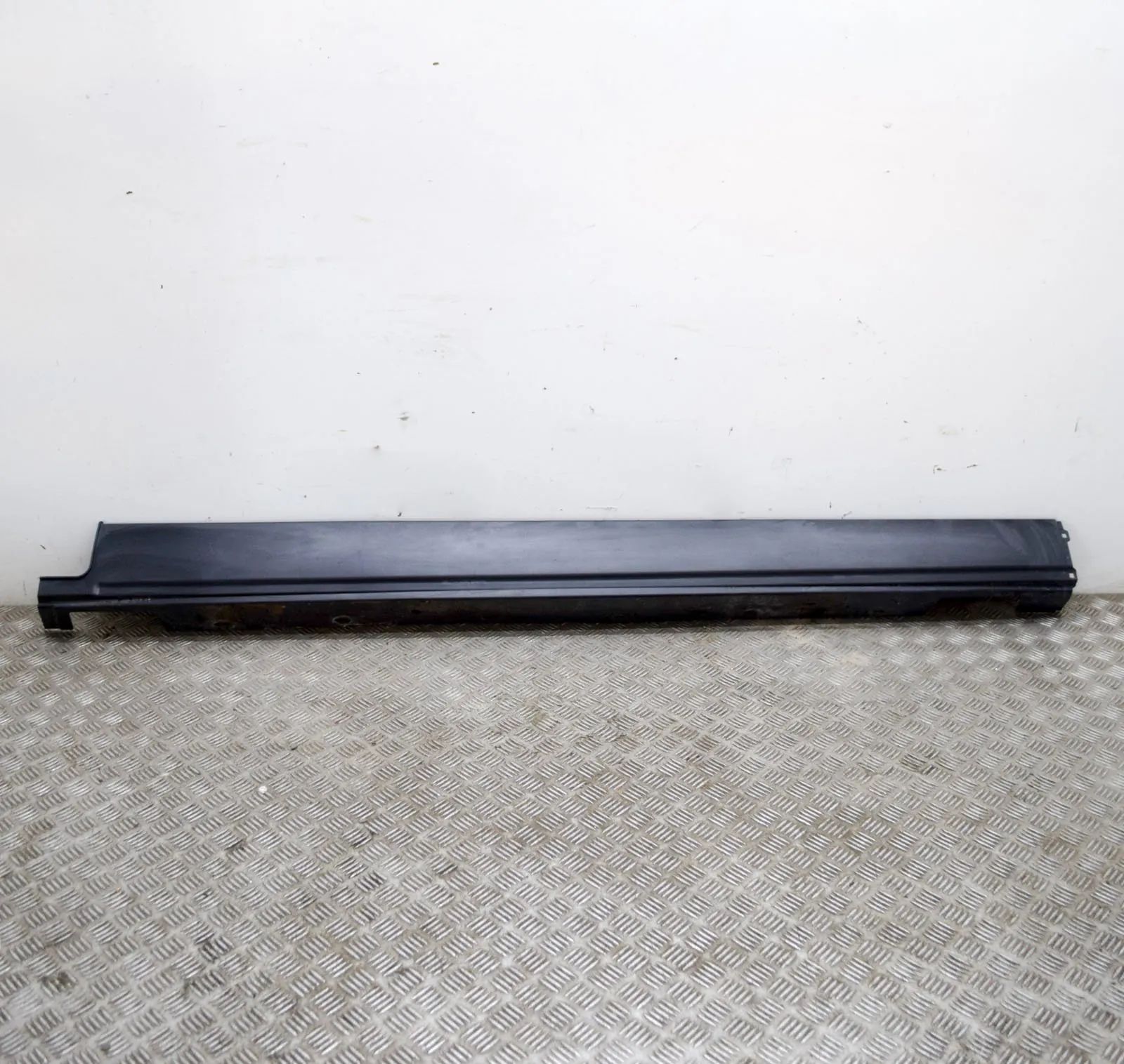 Land Rover Range Rover (L405) Left Side Plastic Sideskirt Cover Left Side Plastic Sideskirt Cover — LAND ROVER ...