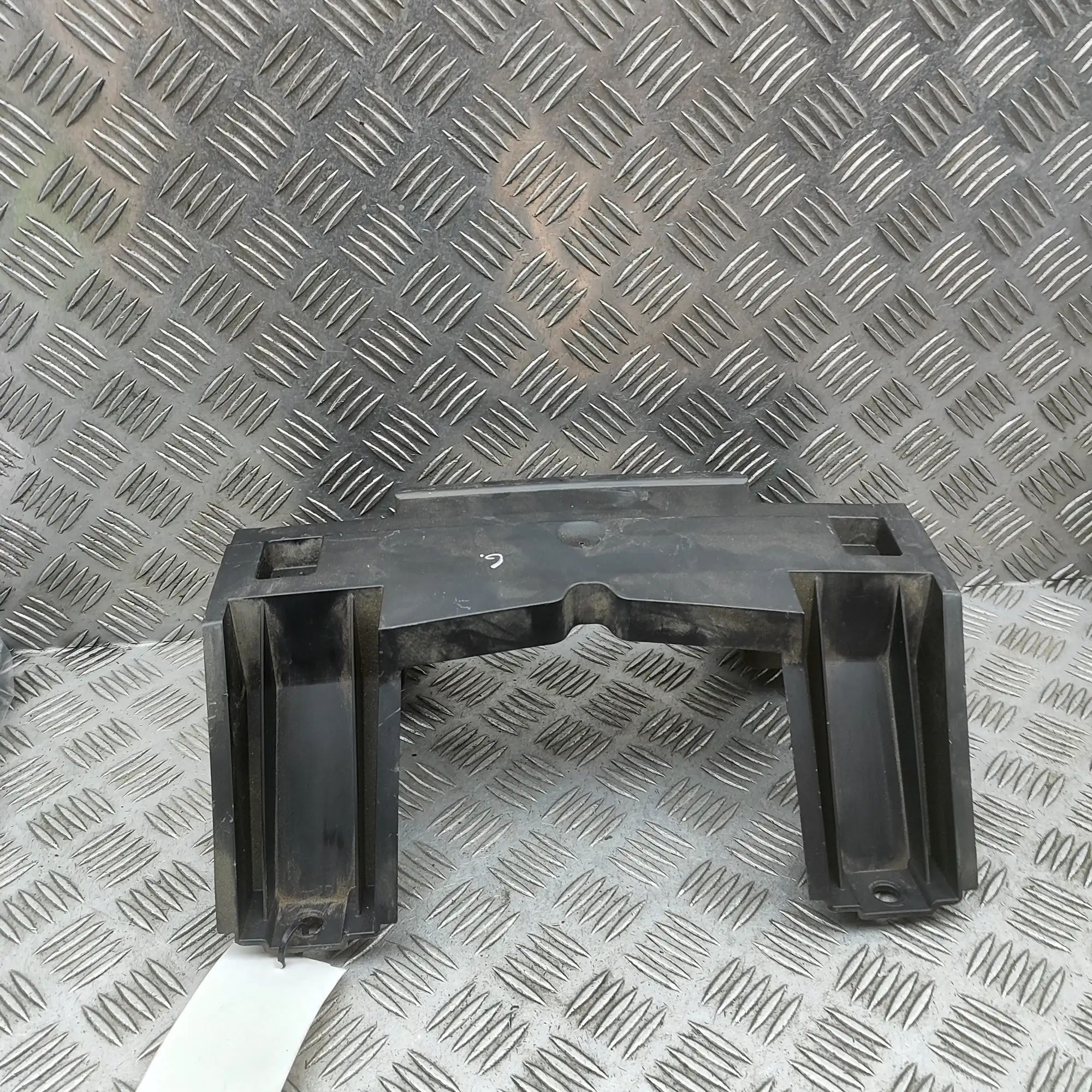 Chevrolet Corvette (C7) Rear Bumper Middle Bracket Rear Bumper Middle Bracket — CHEVROLET CORVETTE...