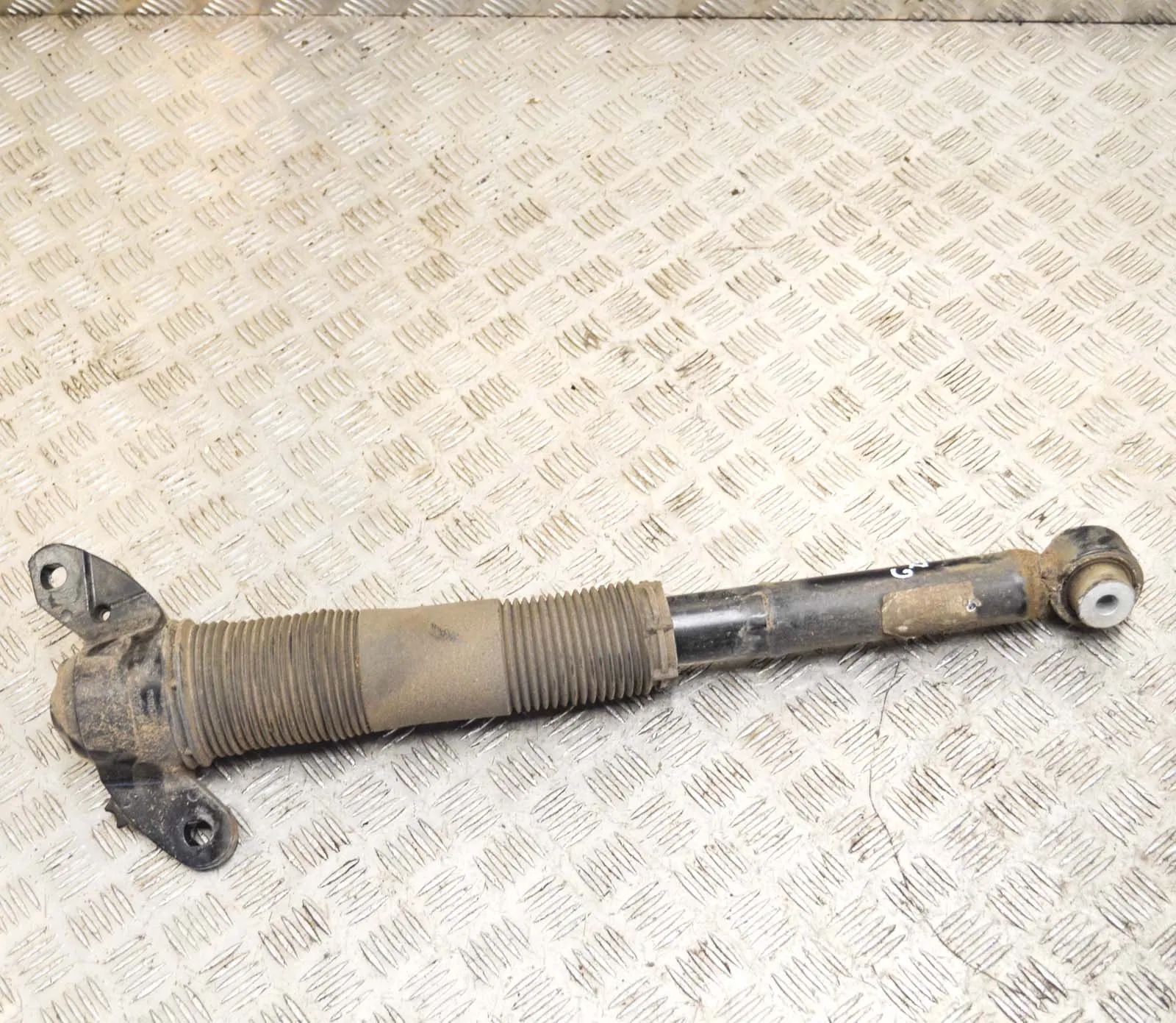 Land Rover Discovery Sport Shock absorber — rear right Shock absorber — rear right — LAND ROVER DISCOV...