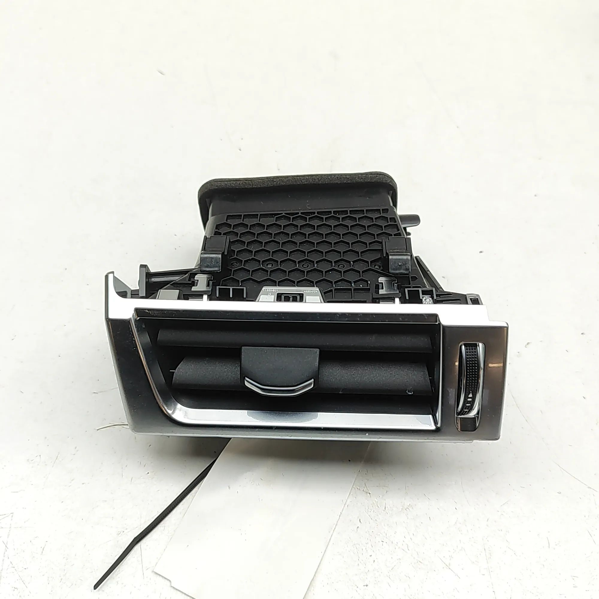 Land Rover Discovery Sport Dashboard Air Vents Dashboard Air Vents — LAND ROVER DISCOVERY SPOR...