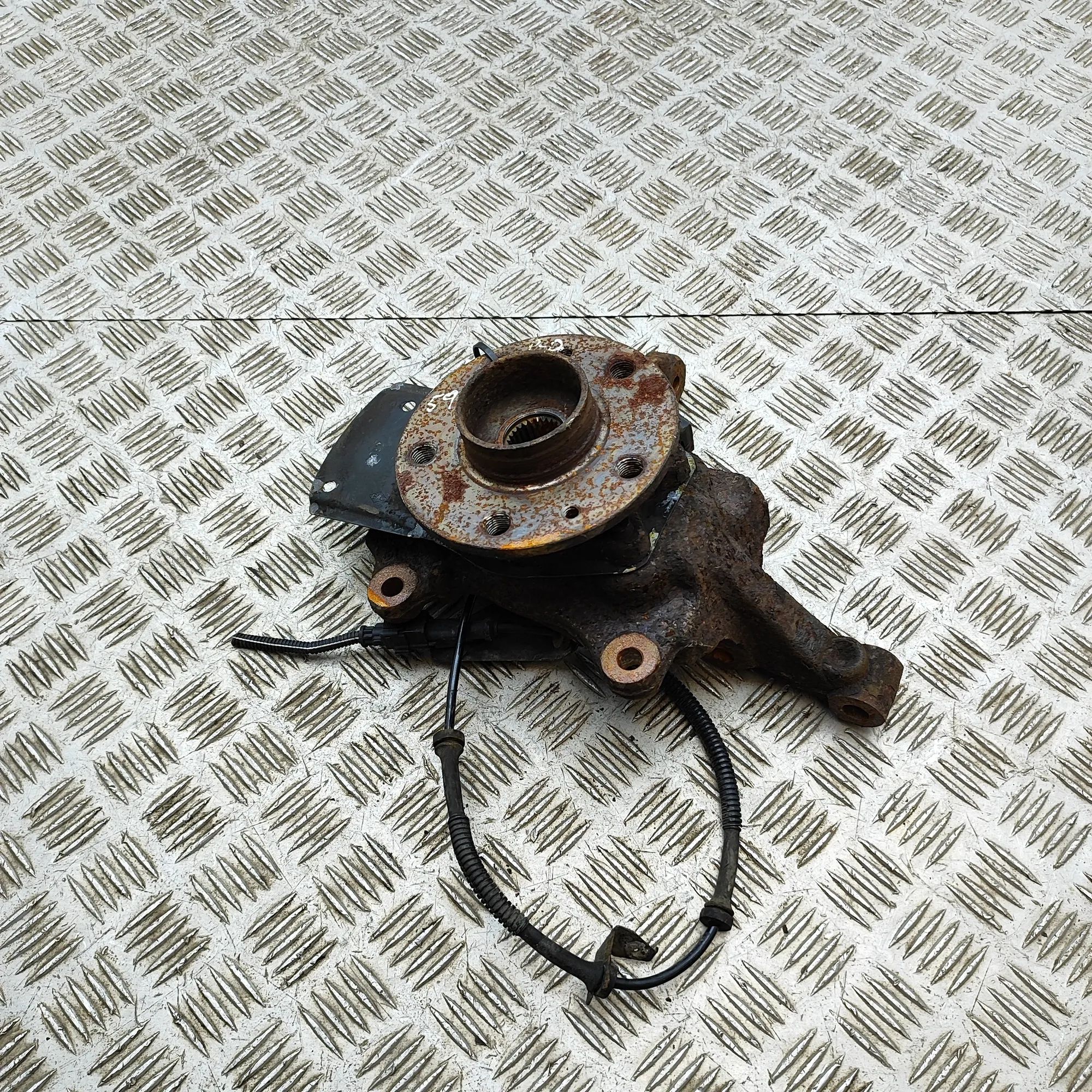 Opel Vivaro (B) Front Right Wheel Hub Front Right Wheel Hub — OPEL VIVARO (Combi) (20...