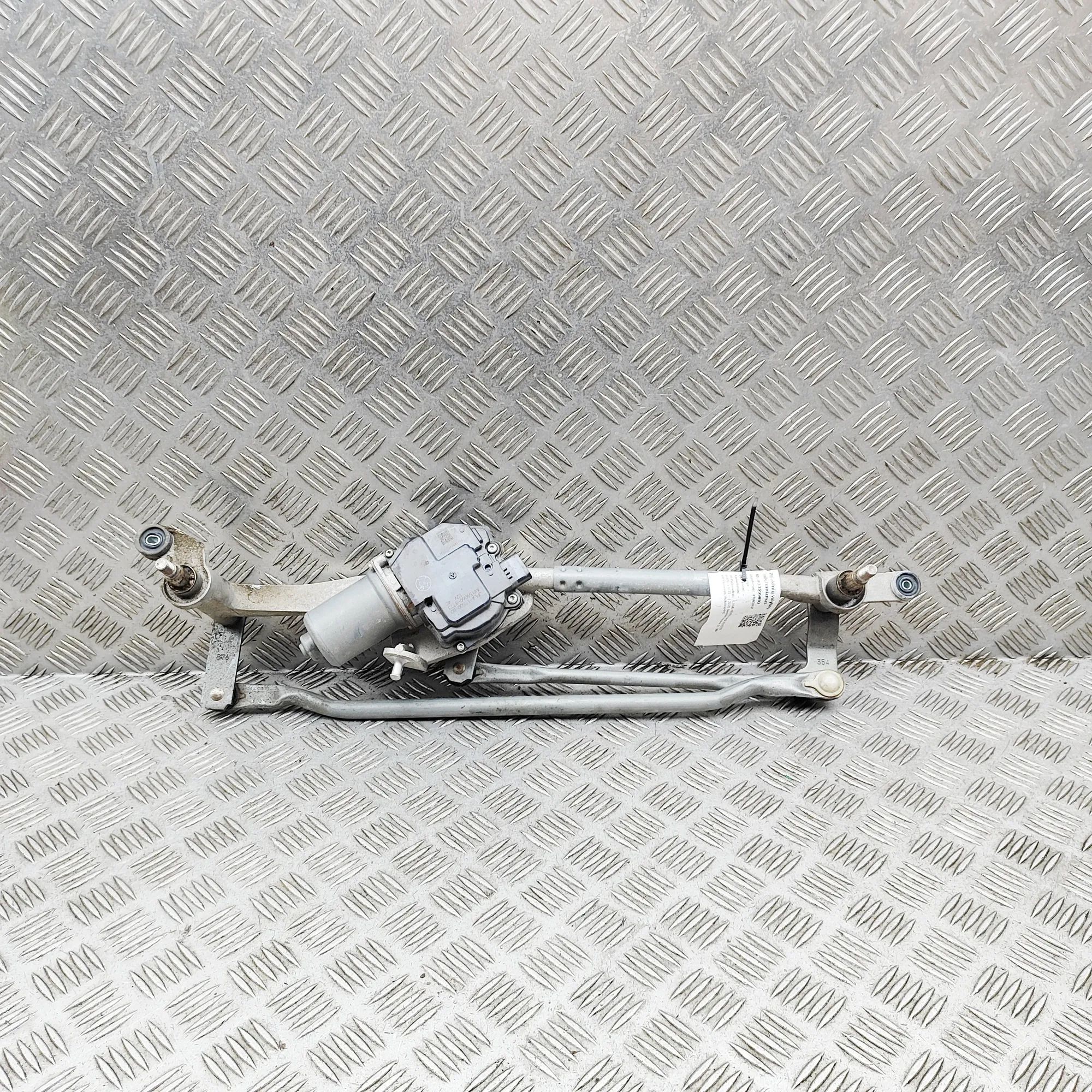 Land Rover Range Rover (L405) Front Windshield Wiper Mechanism Front Windshield Wiper Mechanism — LAND ROVER R...