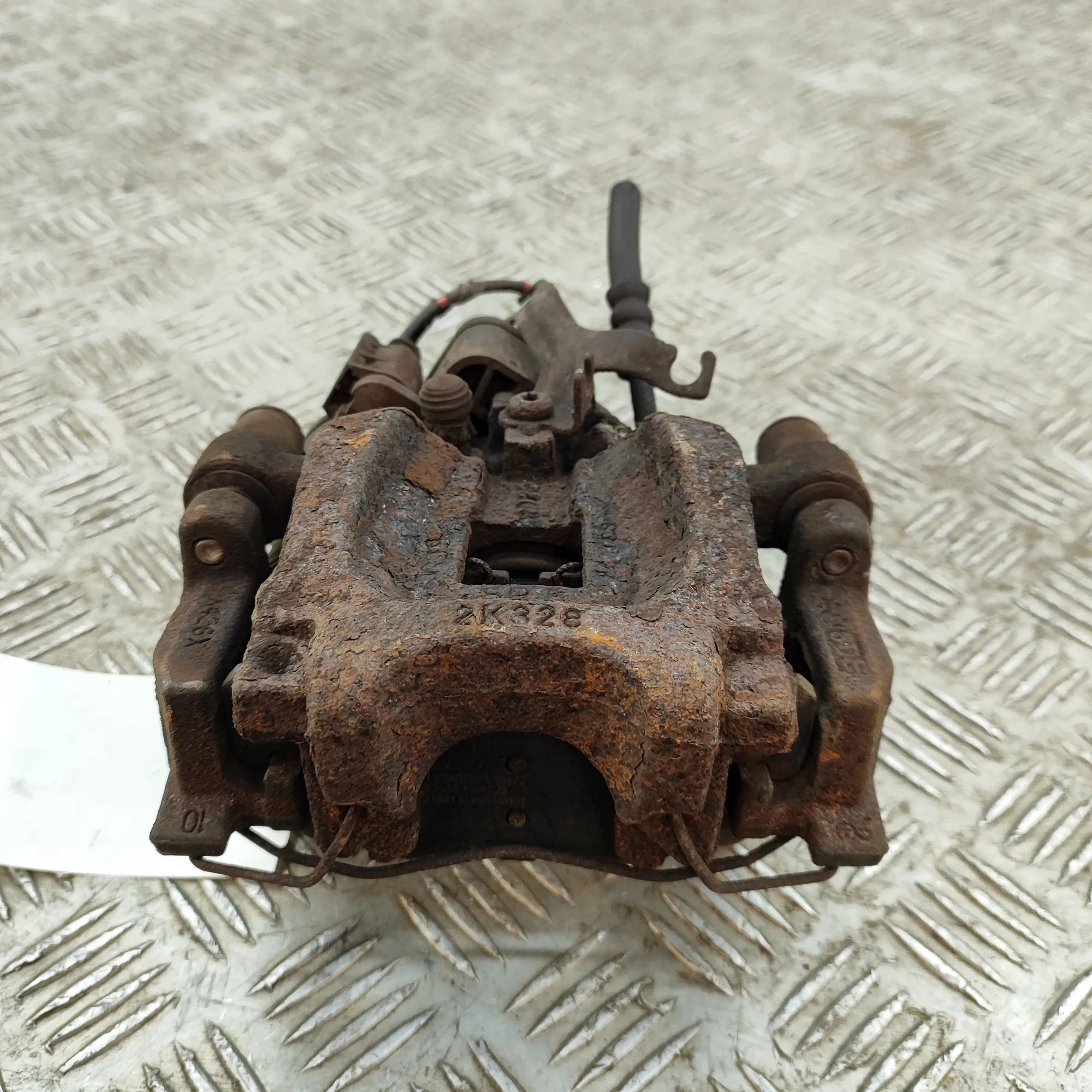 Land Rover Discovery Sport Brake caliper — rear left Brake caliper — rear left — LAND ROVER DISCOVER...