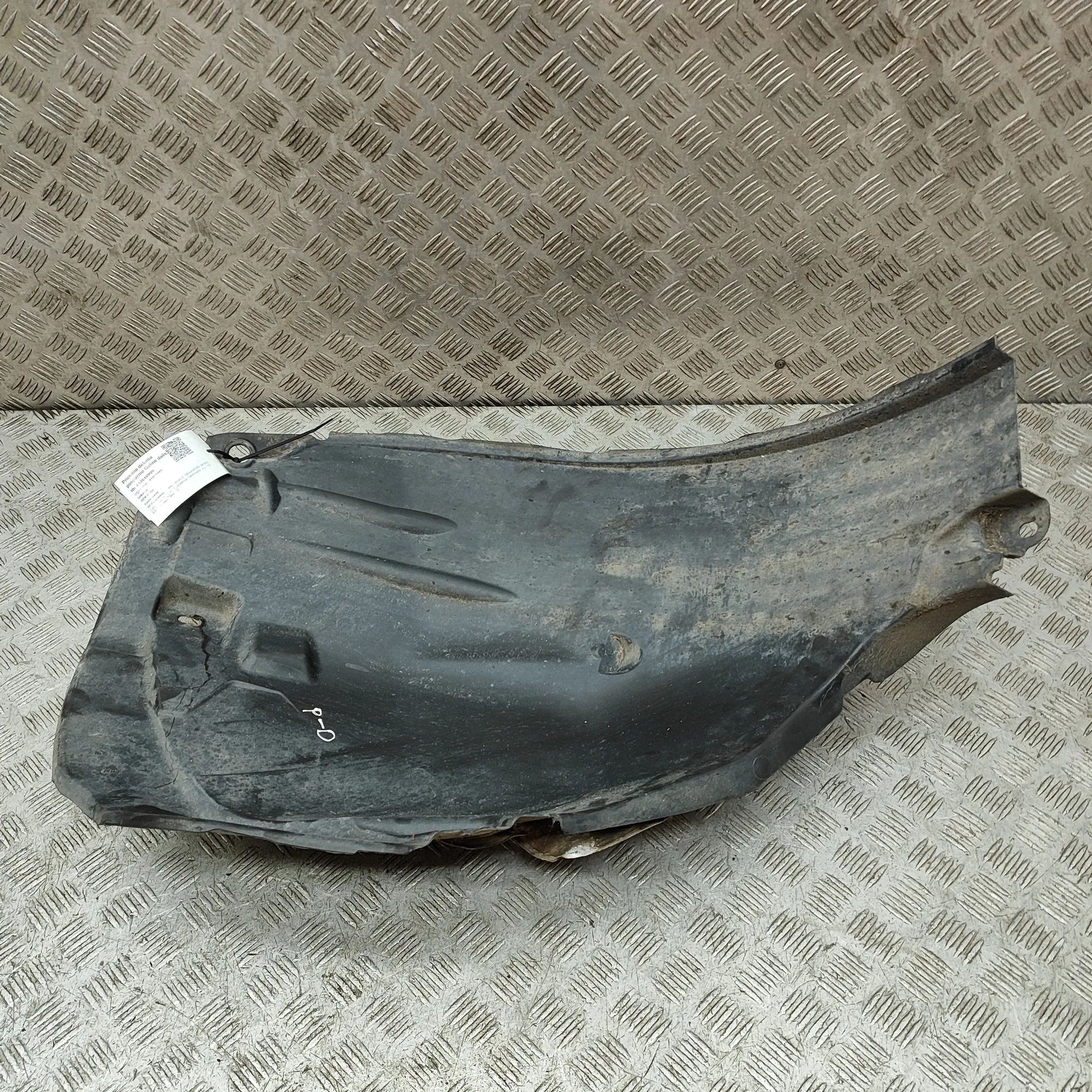 Land Rover Discovery Sport Wheel arch liner — front — right — rear section Wheel arch liner — front — right — rear section...