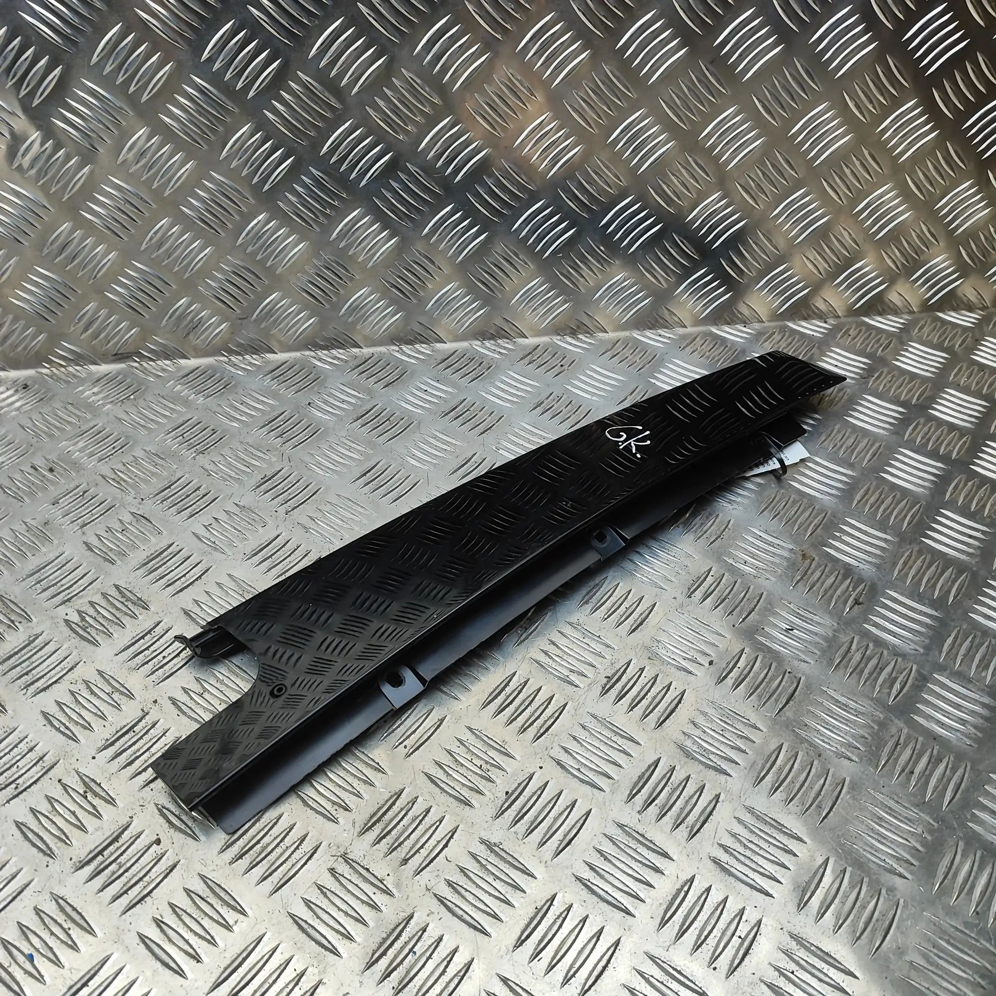 Porsche Cayenne Vertical door trim — rear — left Vertical door trim — rear — left — PORSCHE CAYE...