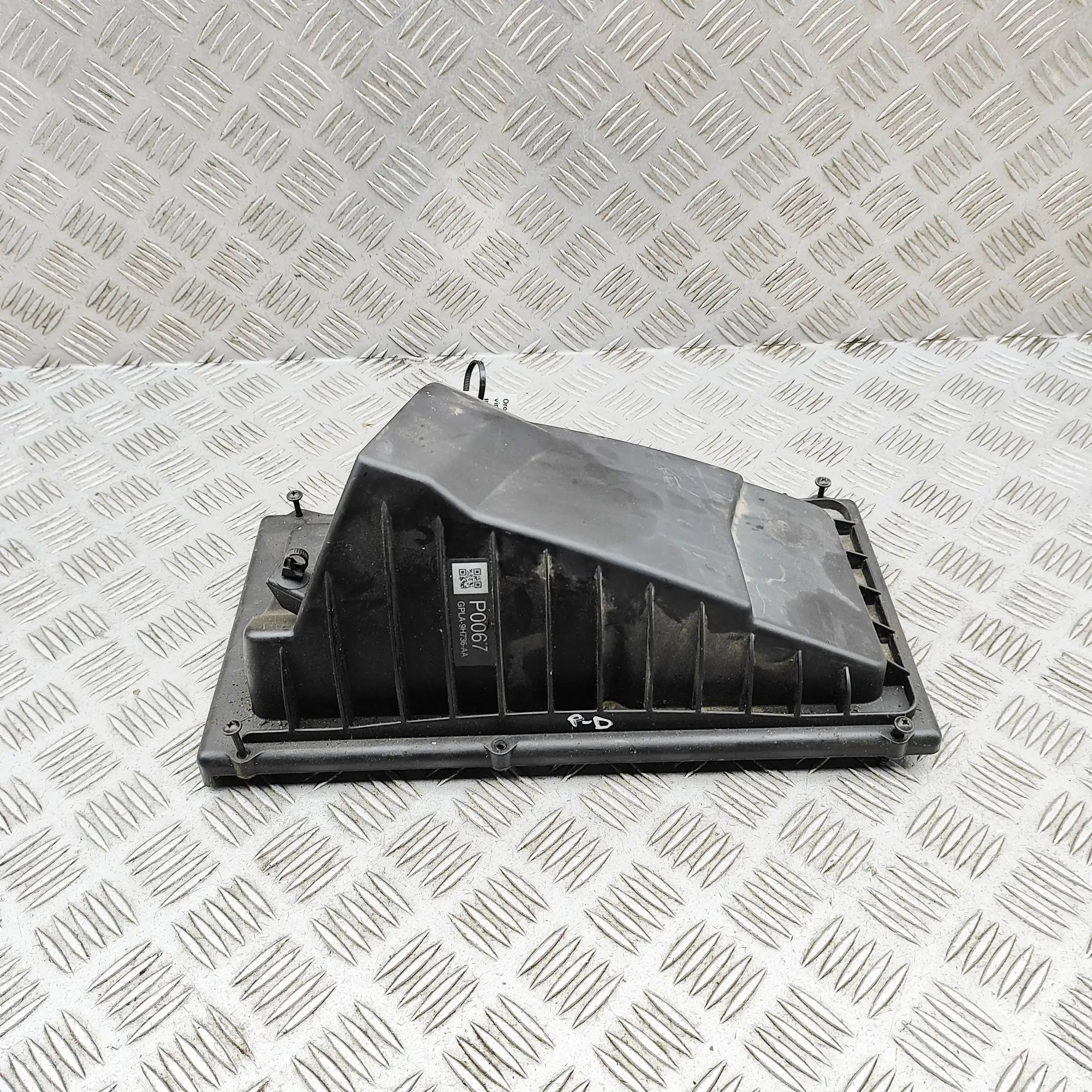 Land Rover Range Rover (L405) Air filter housing upper section Air filter housing upper section — LAND ROVER R...