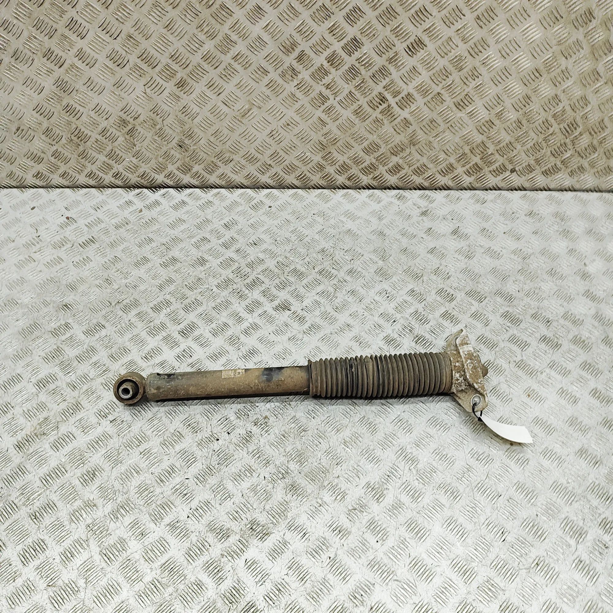 Kia Sportage Shock absorber — rear left Shock absorber — rear left — KIA SPORTAGE (V NQ...