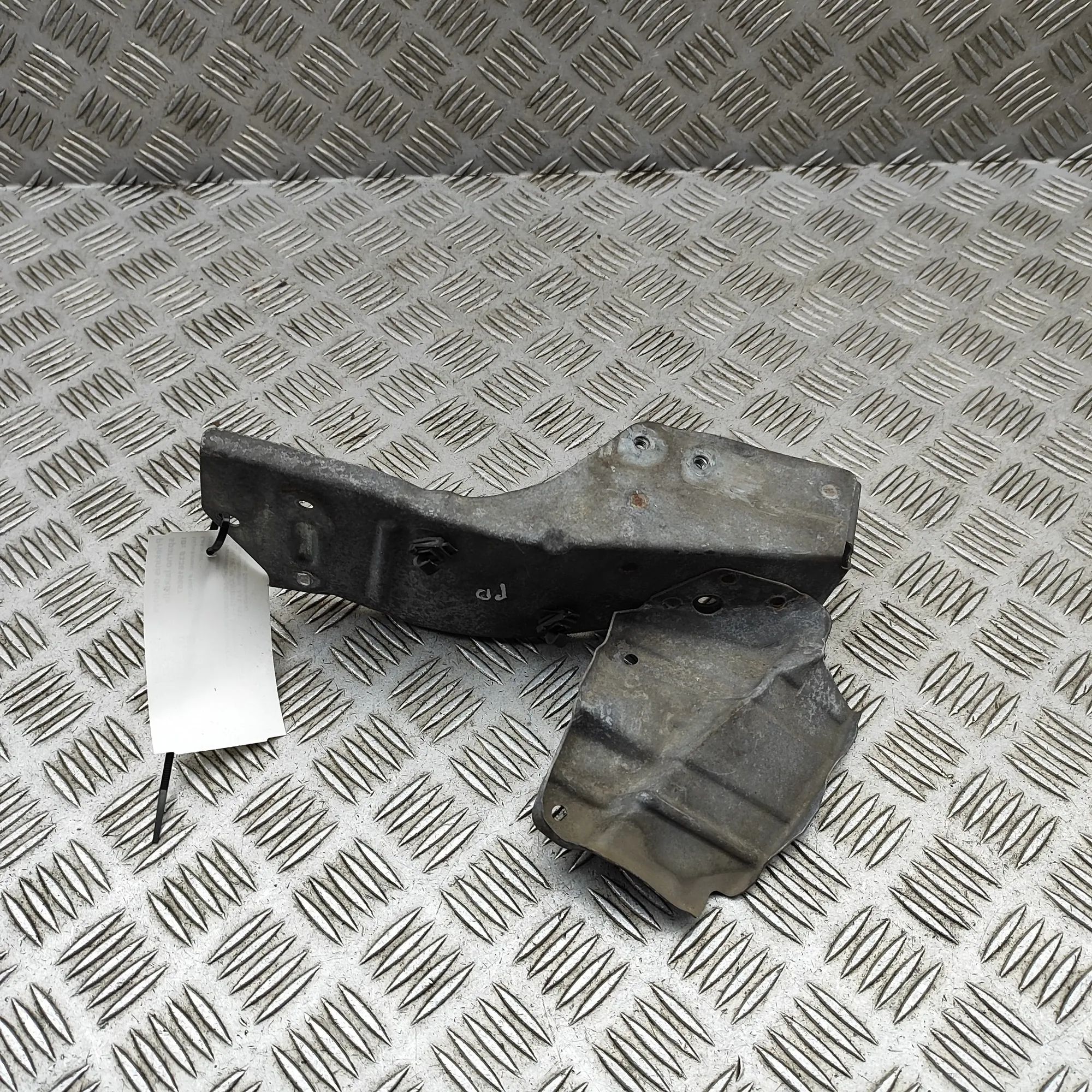 Mitsubishi Outlander Fender bracket — front right Fender bracket — front right — MITSUBISHI OUTLA...