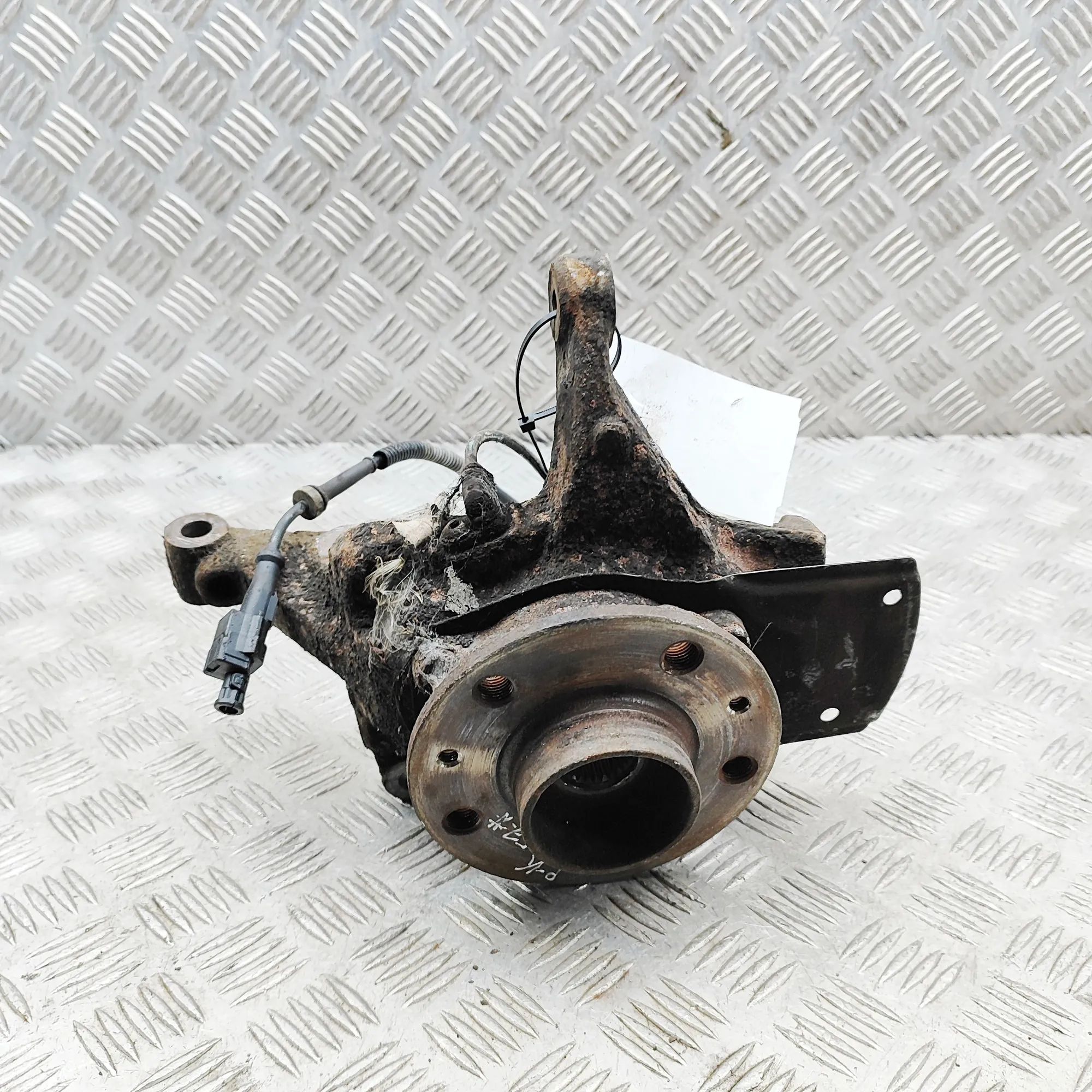Opel Vivaro (B) Front Left Wheel Hub Front Left Wheel Hub — OPEL VIVARO (Combi) (201...