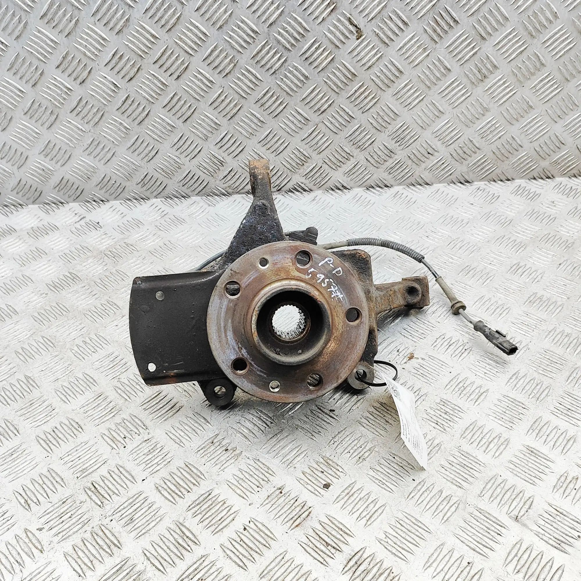 Opel Vivaro (B) Front Right Wheel Hub Front Right Wheel Hub — OPEL VIVARO (Combi) (20...