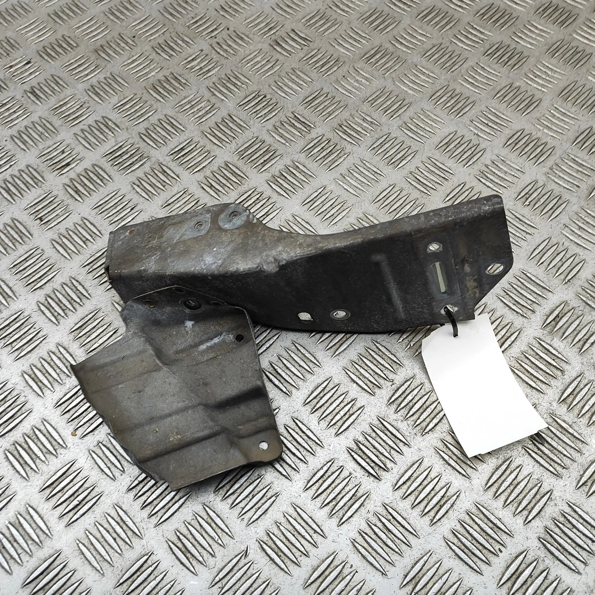 Mitsubishi Outlander Fender bracket — front left Fender bracket — front left — MITSUBISHI OUTLAN...