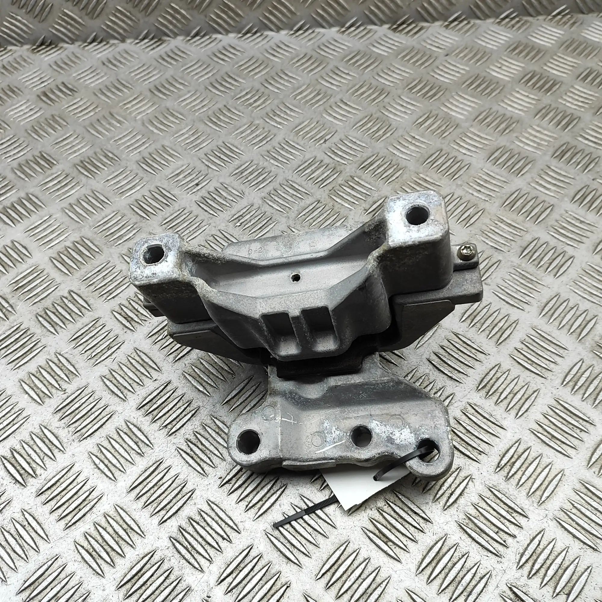 Mitsubishi Outlander Left Side Engine Mount Left Side Engine Mount — MITSUBISHI OUTLANDER (...