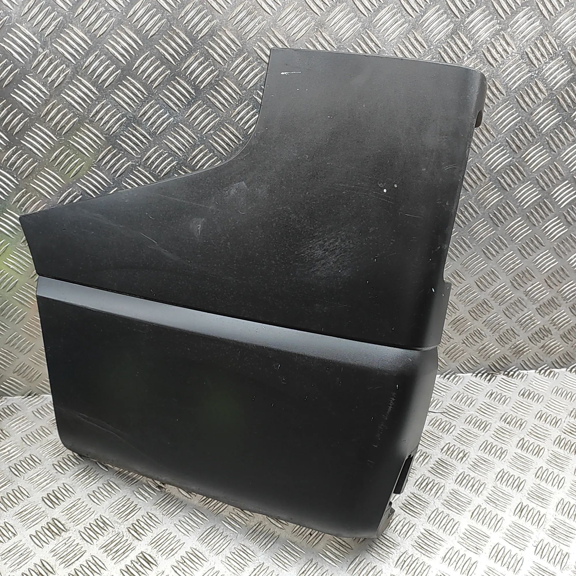 Opel Vivaro (B) Rear bumper corner — left Rear bumper corner — left — OPEL VIVARO (Combi)...