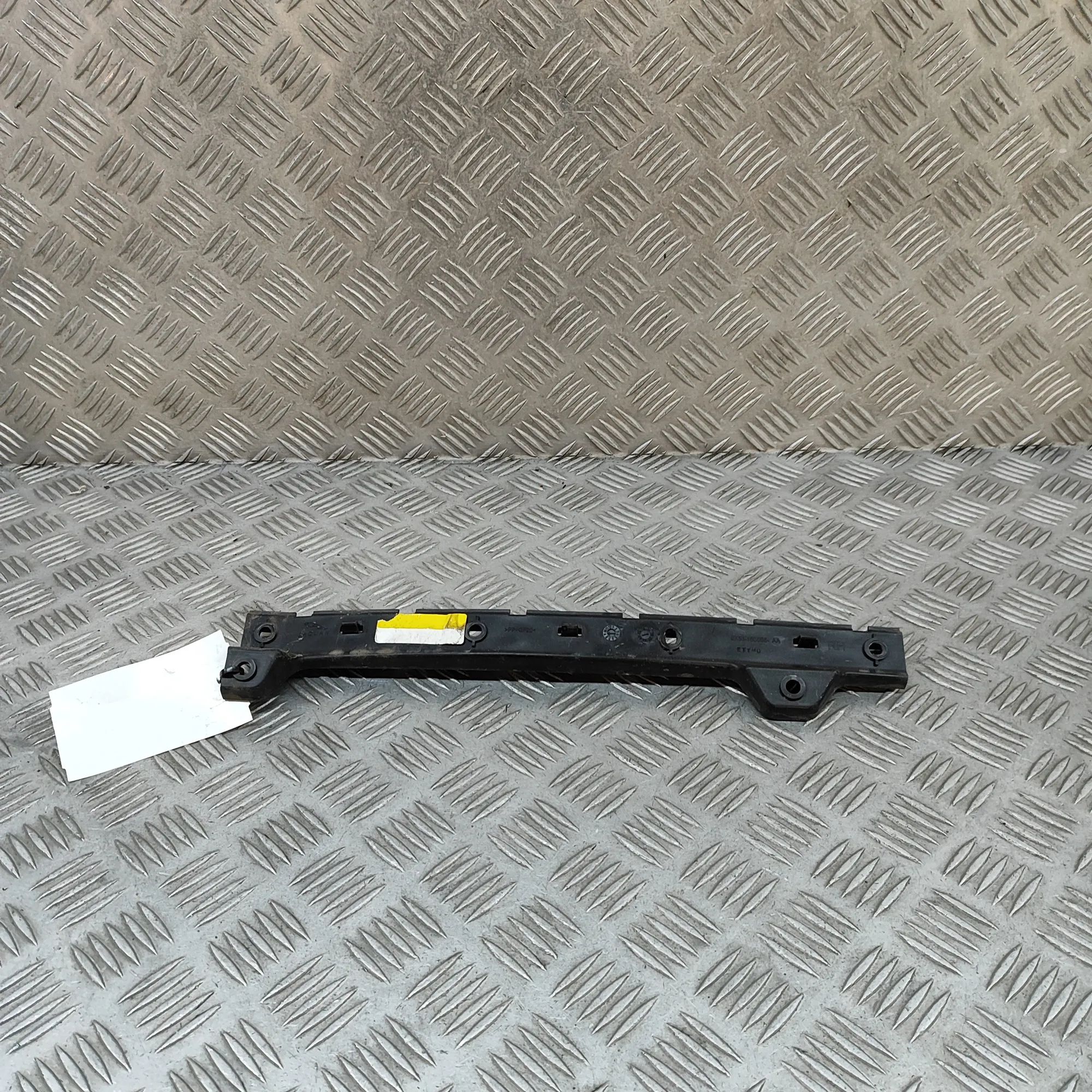 Jaguar F-Type Side skirt holder — front right Side skirt holder — front right — JAGUAR F-TYPE...