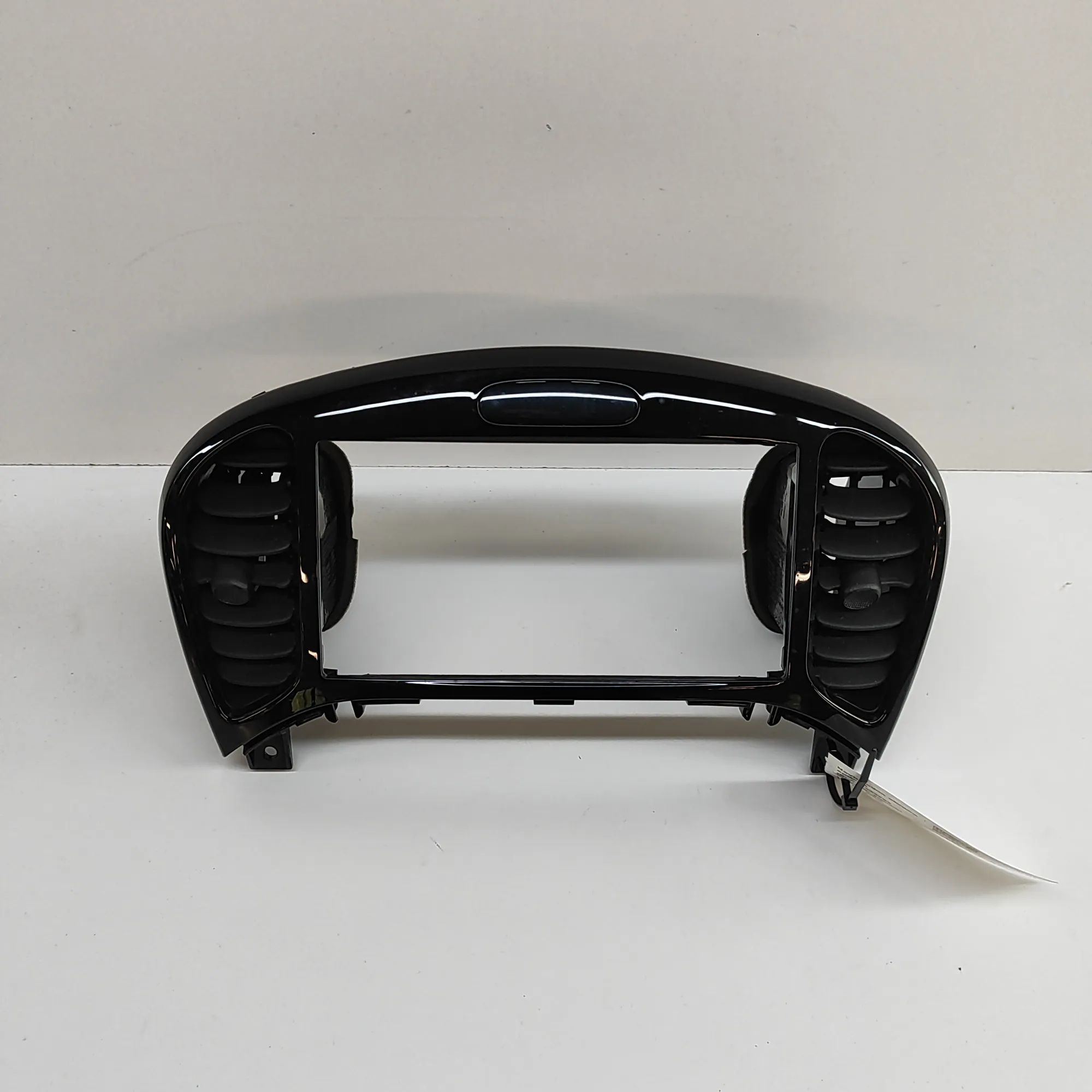 Nissan Juke Navigation screen trim Navigation screen trim — NISSAN JUKE (F15) (201...