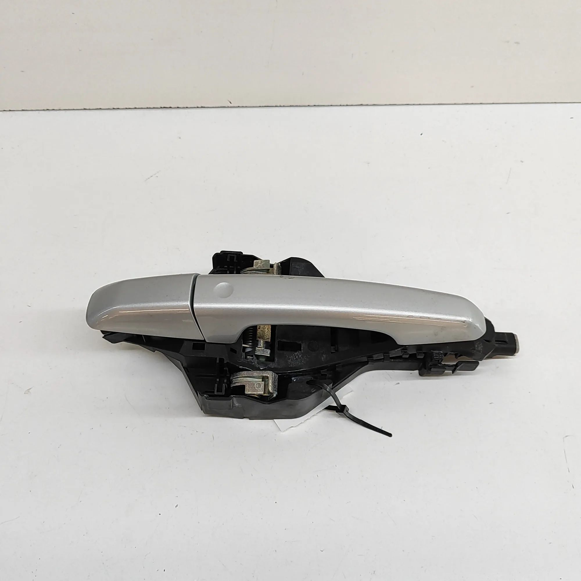 Land Rover Range Rover Sport (L494) Exterior door handle — rear right Exterior door handle — rear right — LAND ROVER ...