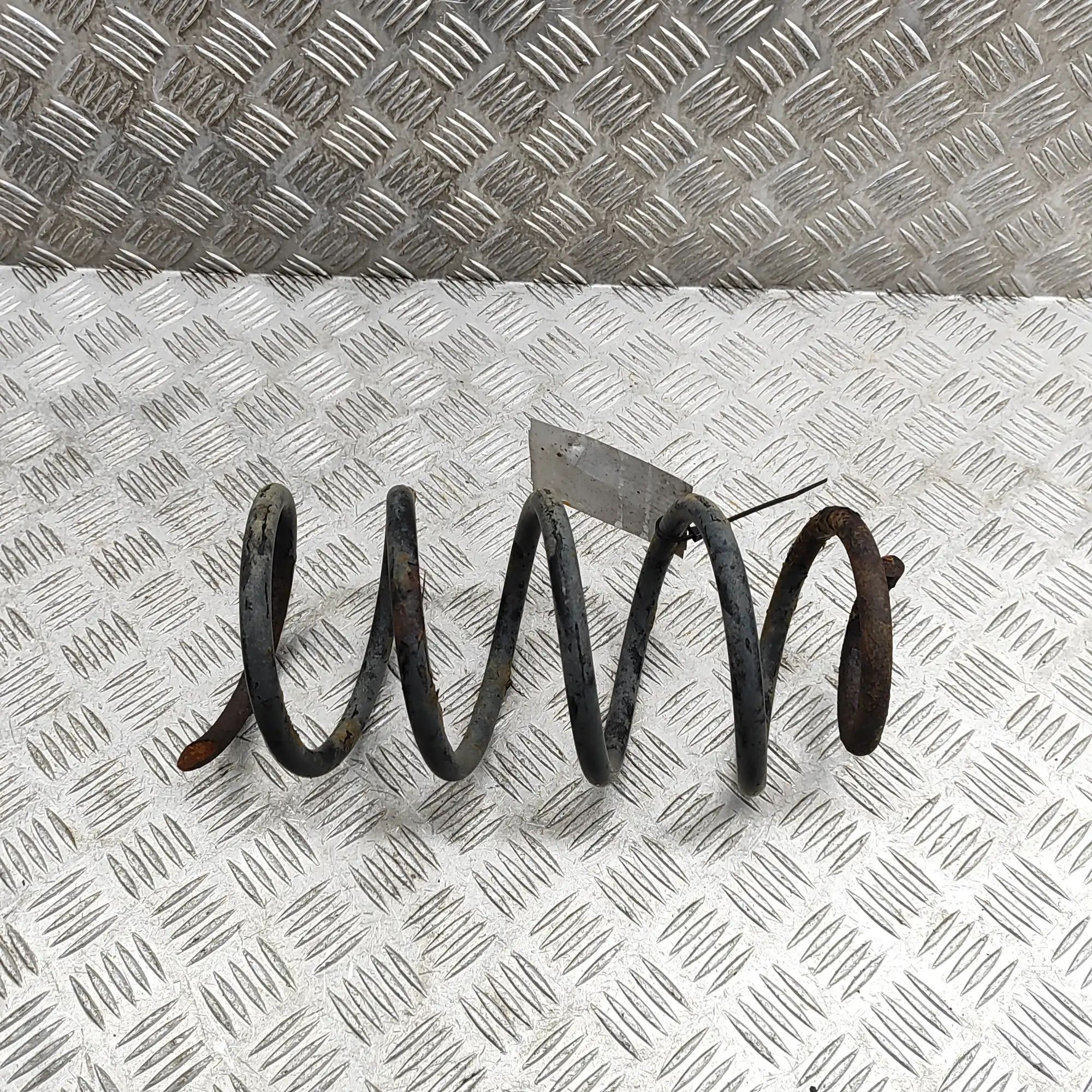 Toyota Land Cruiser 80 Coil spring — rear left Coil spring — rear left — TOYOTA LAND CRUISER (...