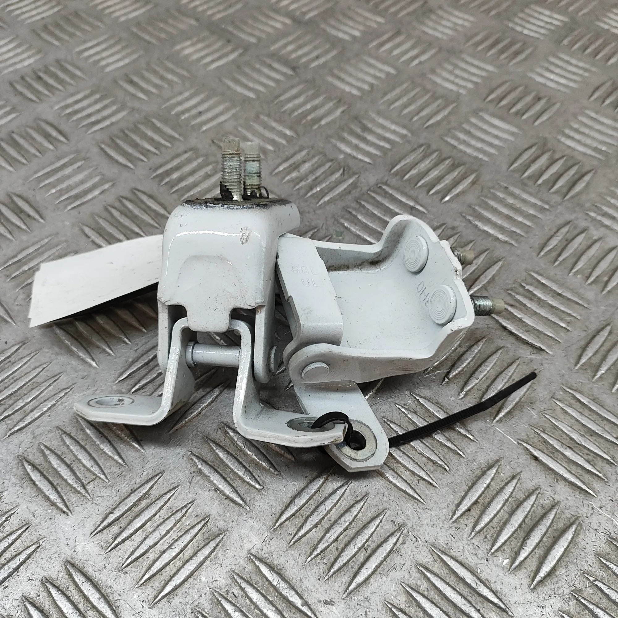Suzuki Vitara Door hinge set — rear left Door hinge set — rear left — SUZUKI VITARA (LY)...