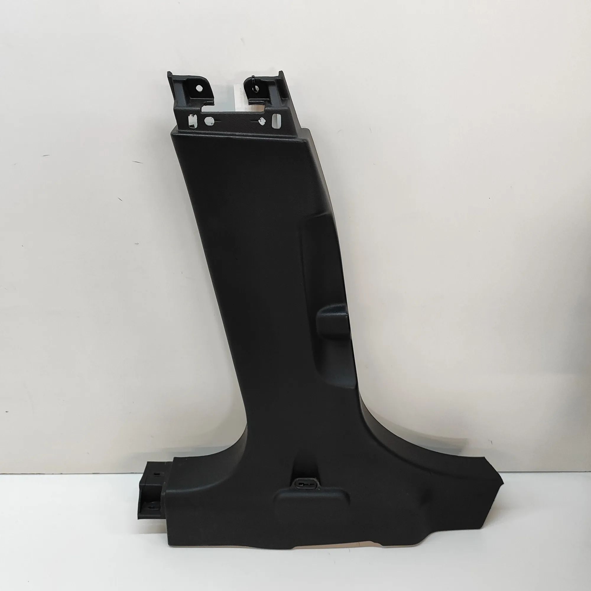 Maserati Quattroporte B-pillar trim — left B-pillar trim — left — MASERATI QUATTROPORTE (V...