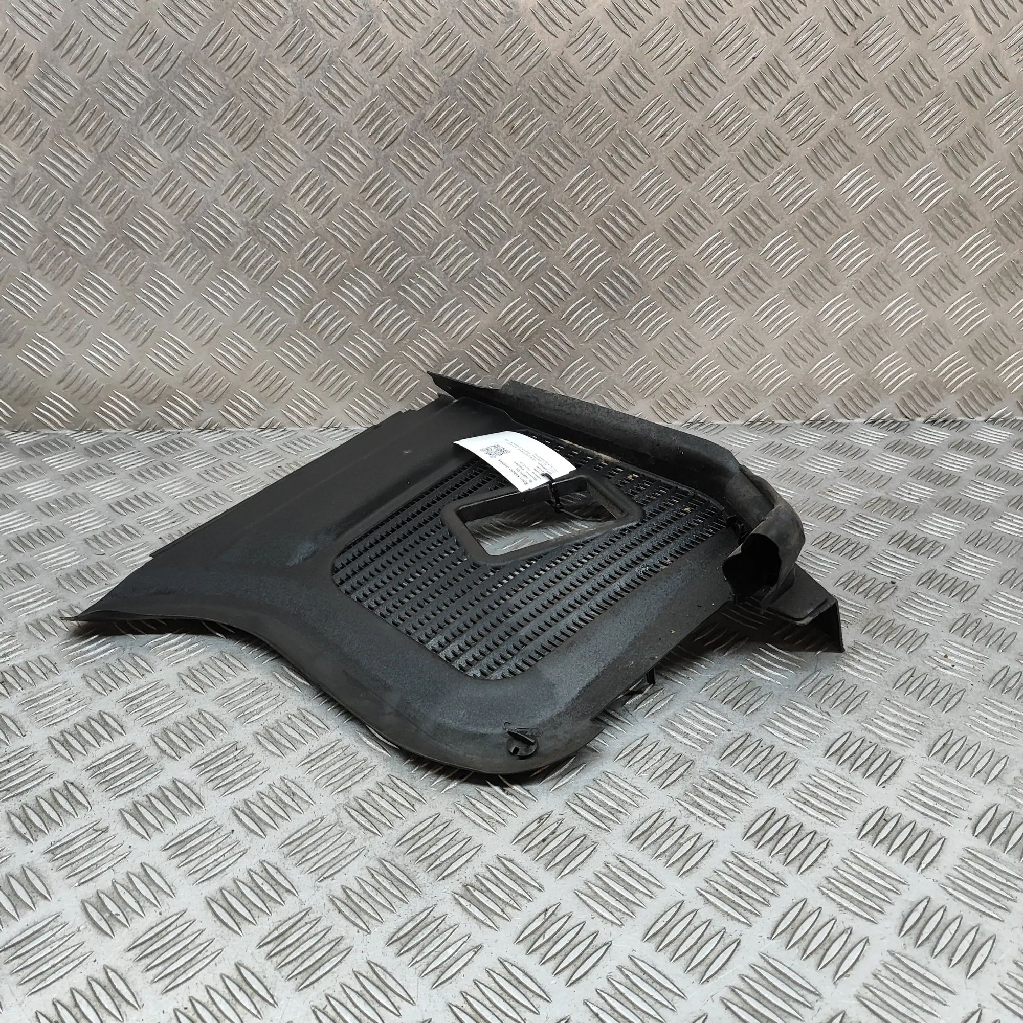 Mercedes-Benz GLS (X167) Front Wiper Cowl Trim Front Wiper Cowl Trim — MERCEDES BENZ GLS (X167...