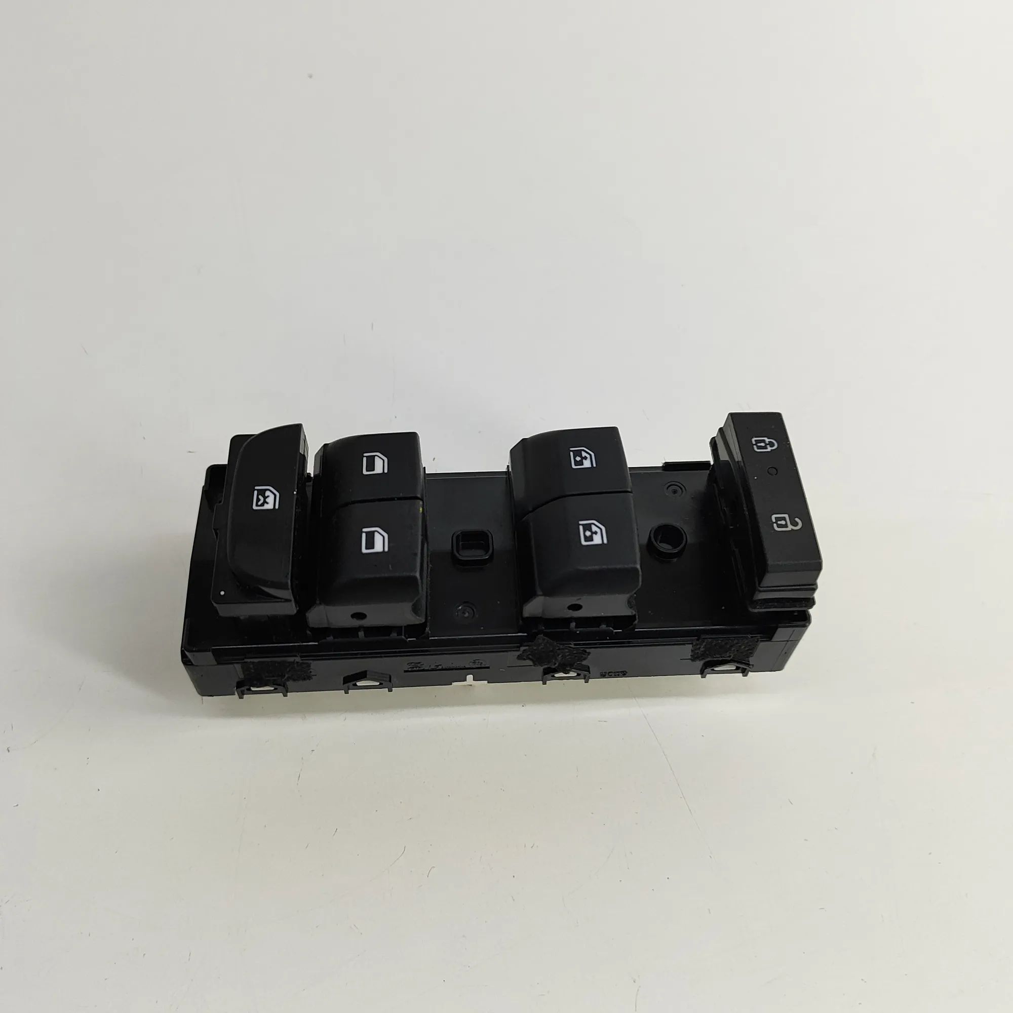 Kia Sportage Door window switch — front right Door window switch — front right — KIA SPORTAGE...