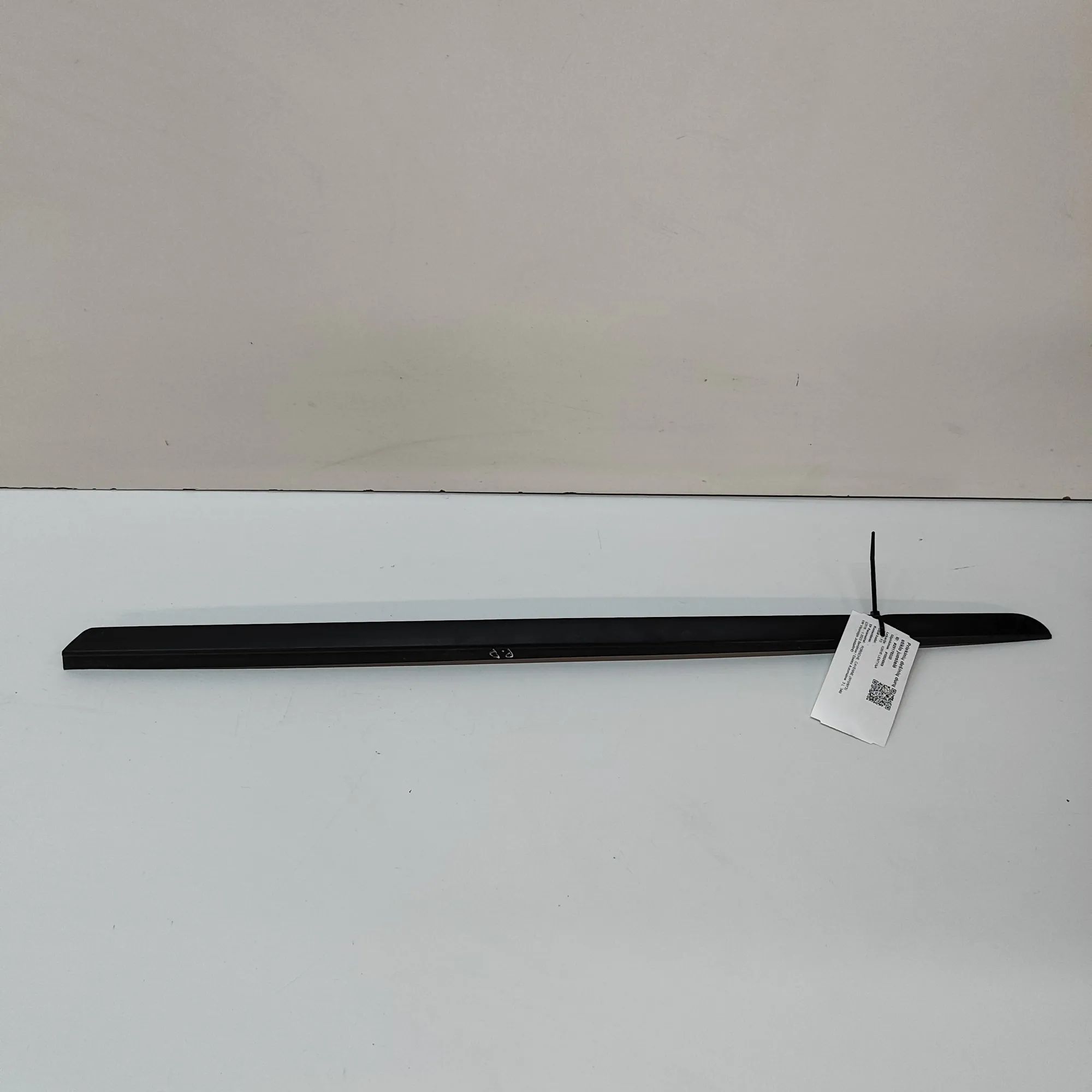 Porsche Cayenne Windshield Right Vertical Trim Windshield Right Vertical Trim — PORSCHE CAYENN...
